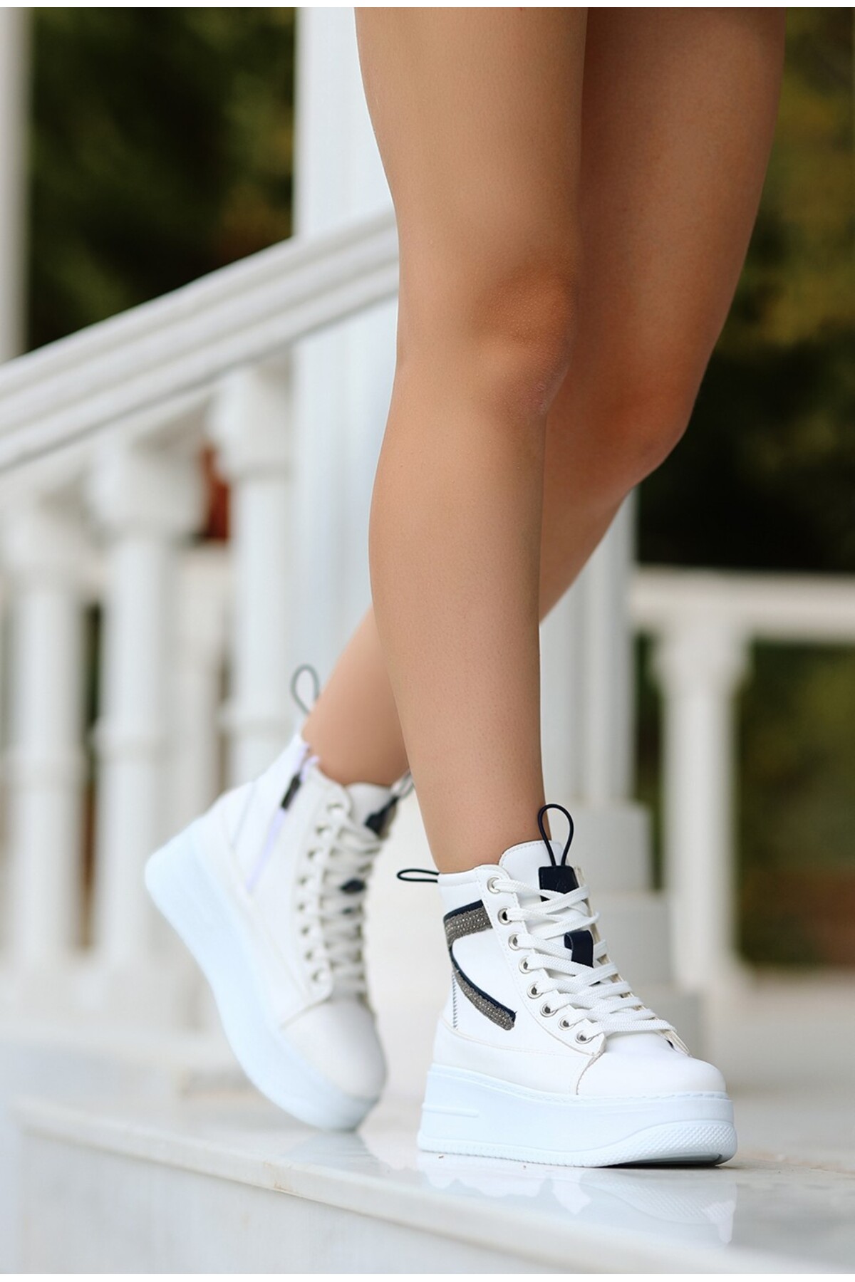 Pone Beyaz Cilt Lacivert Detaylı Bağcıklı Bot