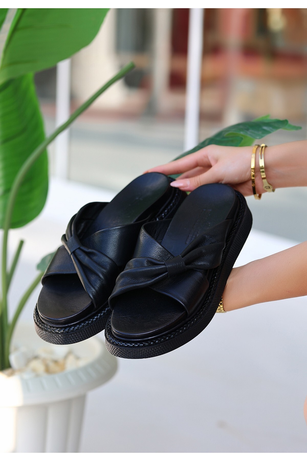 Carri Siyah Cilt Terlik