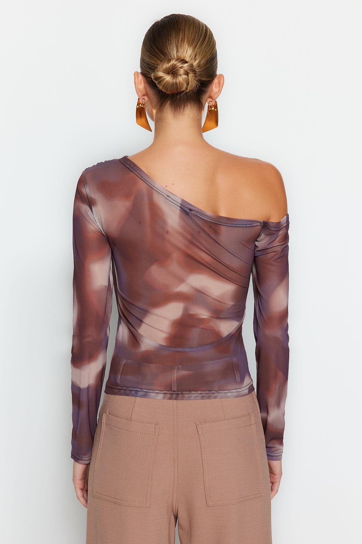 Trendyol Collection-Braune, mit Tüll gefütterte, körperbetonte, asymmetrische Strickbluse mit Revers TWOAW24BZ00051 18