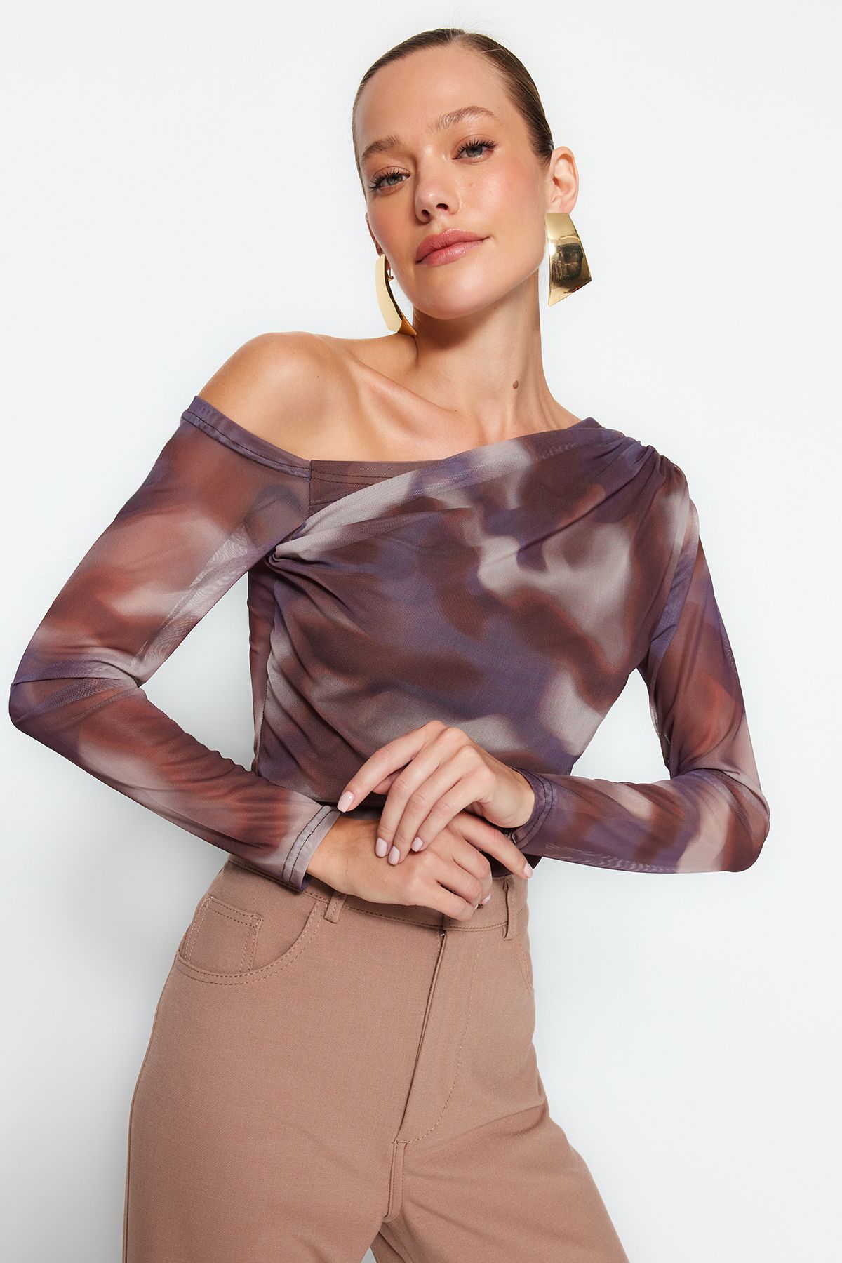 Trendyol Collection-Braune, mit Tüll gefütterte, körperbetonte, asymmetrische Strickbluse mit Revers TWOAW24BZ00051 3
