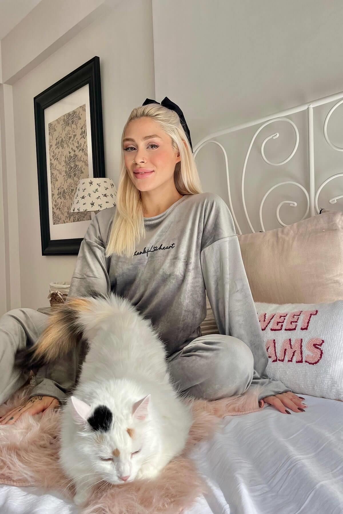 Pijamaevi Αποκλειστικό σετ γυναικείων πιτζάμες με βελούδινο μοτίβο γκρι