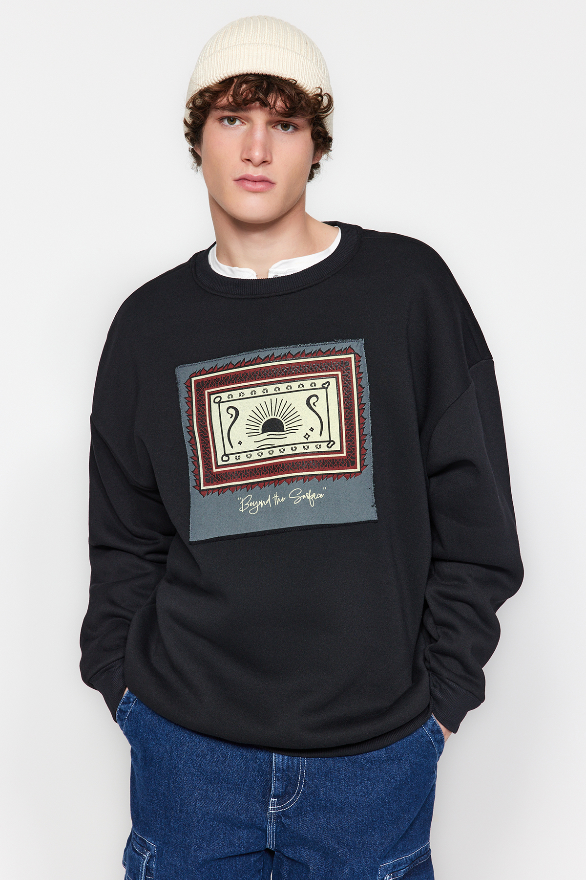 Trendyolmilla Man Siyah Oversize/Geniş Kesim Uzun Kol Etnik Aplikeli Sweatshirt TMNAW24SW00170