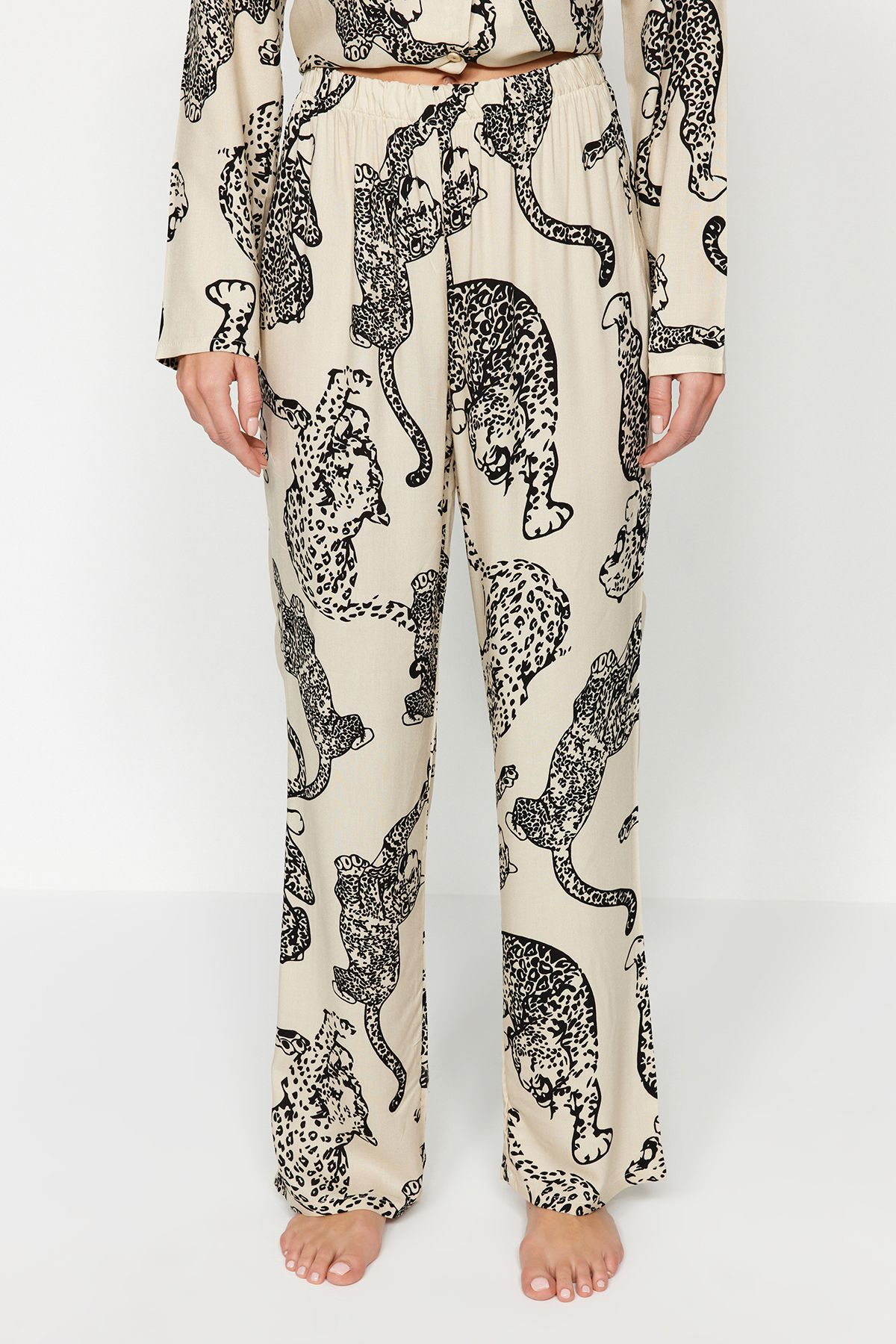 Trendyol Collection-Set de pijamale țesute din viscoză cu model tigru crem THMAW24PT00092 7