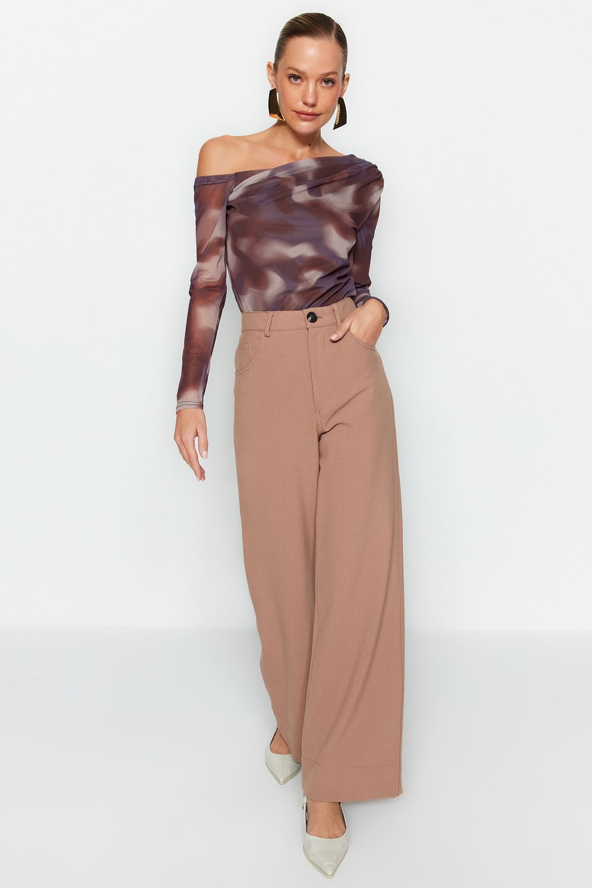 Trendyol Collection-Braune, mit Tüll gefütterte, körperbetonte, asymmetrische Strickbluse mit Revers TWOAW24BZ00051 7