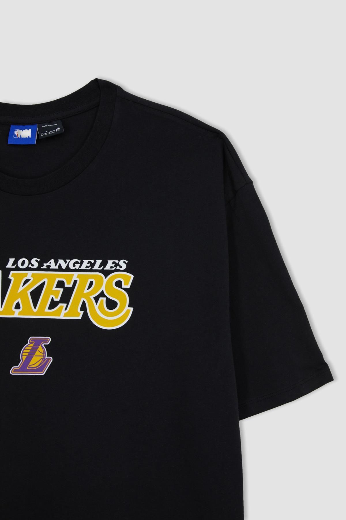 Defacto Fit Nba Los Angeles Lakers Oversize Geni Kal p Bisiklet Yaka K sa Kollu Ti ort T7062az23au Fiyat Yorumlar Trendyol