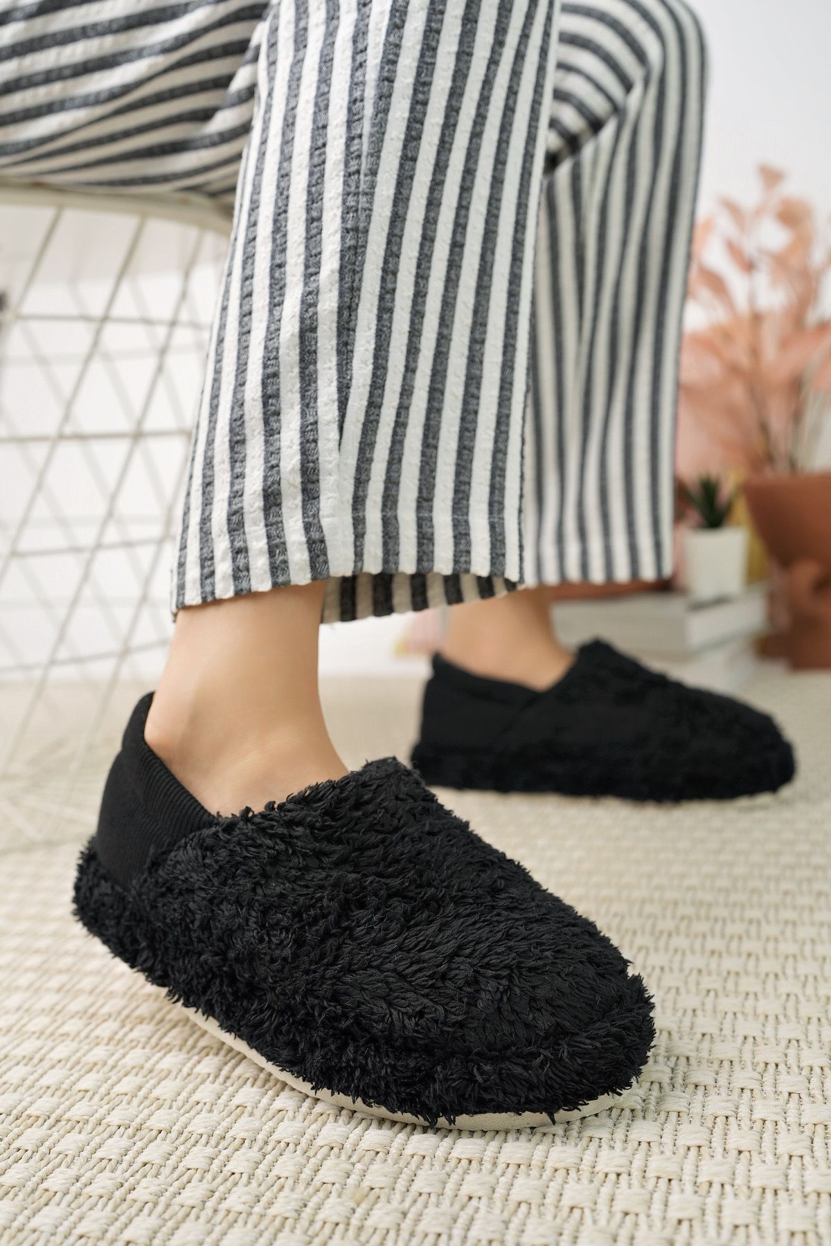 Fluffy elastic slippers 2025