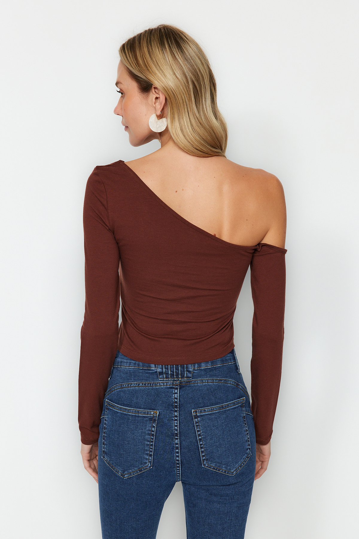 Trendyol Collection-Braune One-Shoulder-Strickbluse aus Baumwolle in schmaler Passform mit kurzem Schnitt TWOAW24BZ00099 5