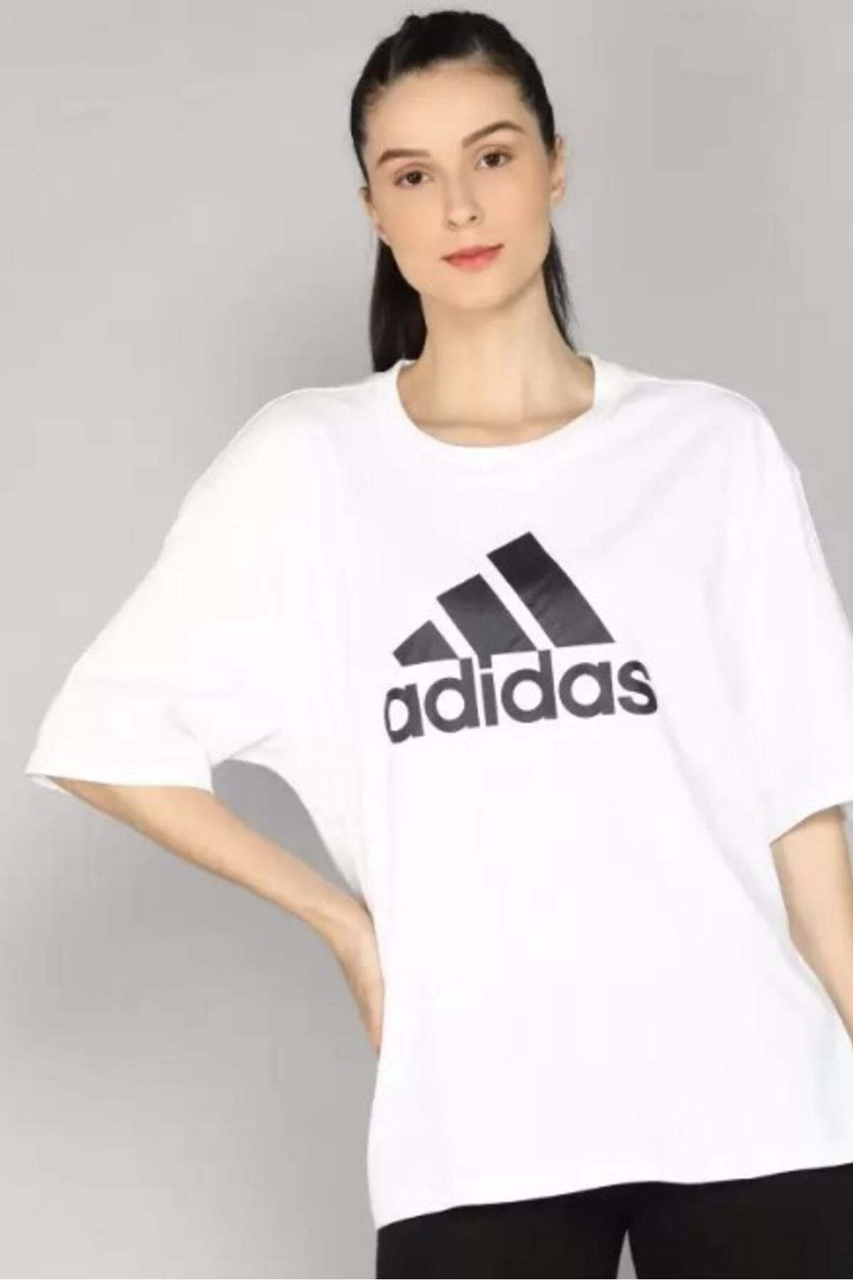 adidas adidas تی‌شرت زنانه با طراحی آینده‌نگرانه و نشان از ورزش (مدل راحتی) - رنگ سفید