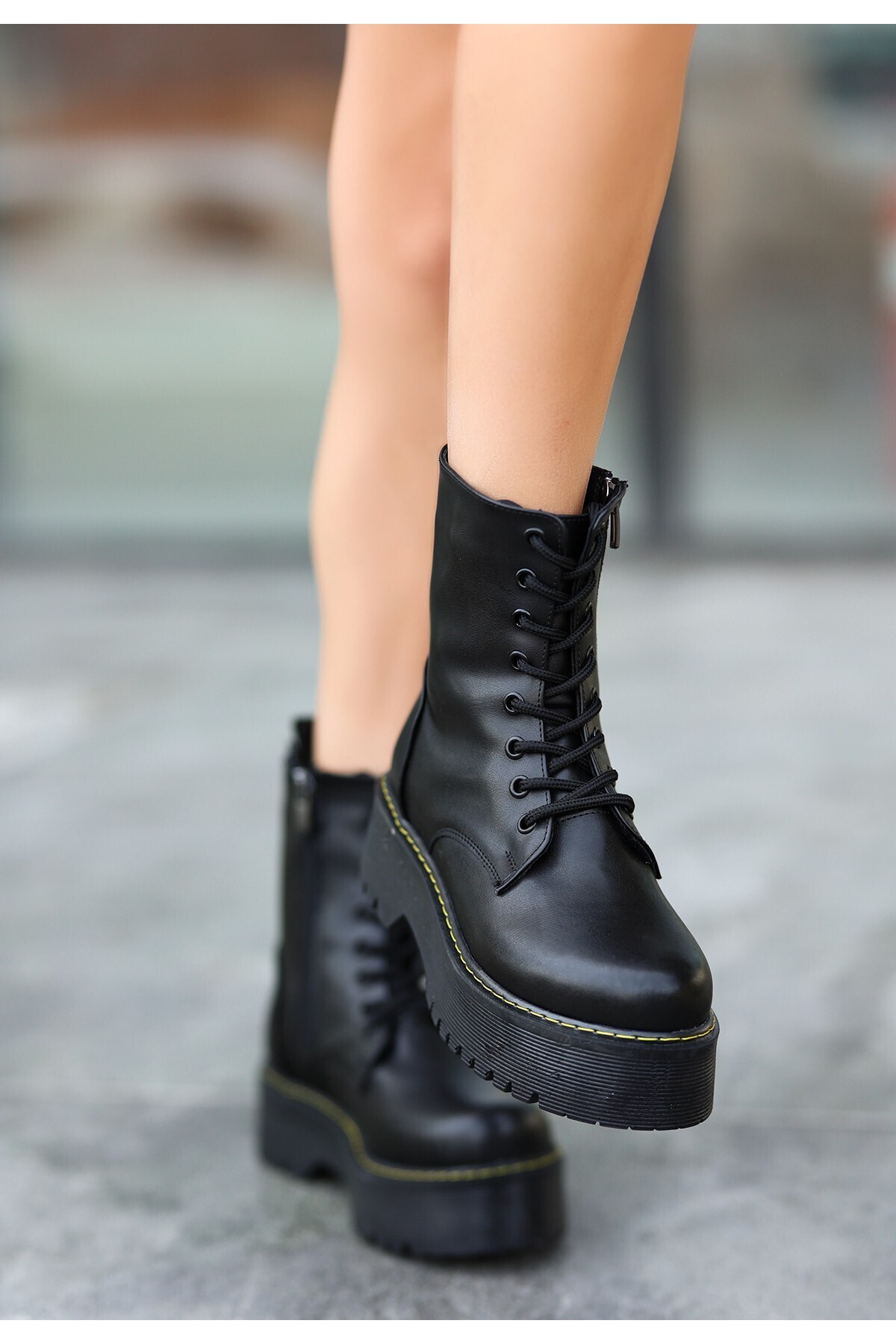 Martine Siyah Cilt Bağcıklı Bot