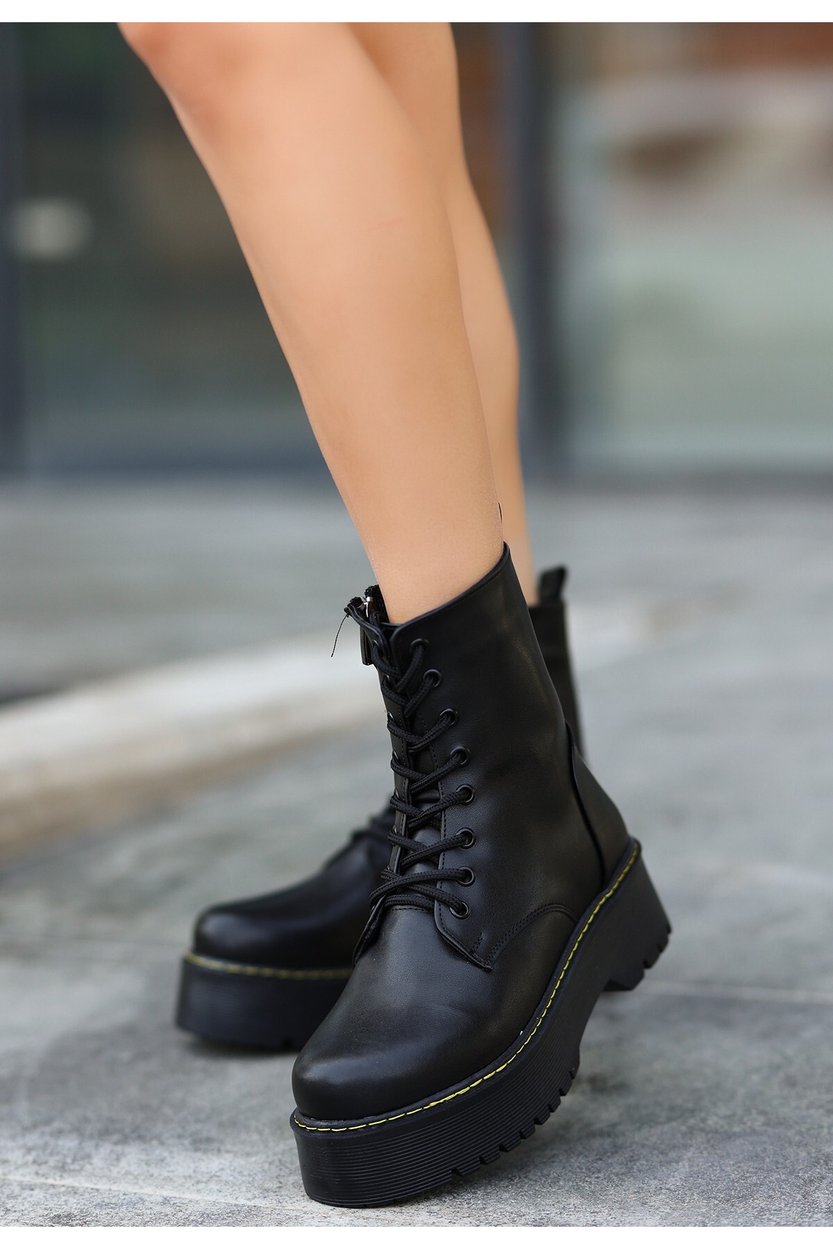 Martine Siyah Cilt Bağcıklı Bot
