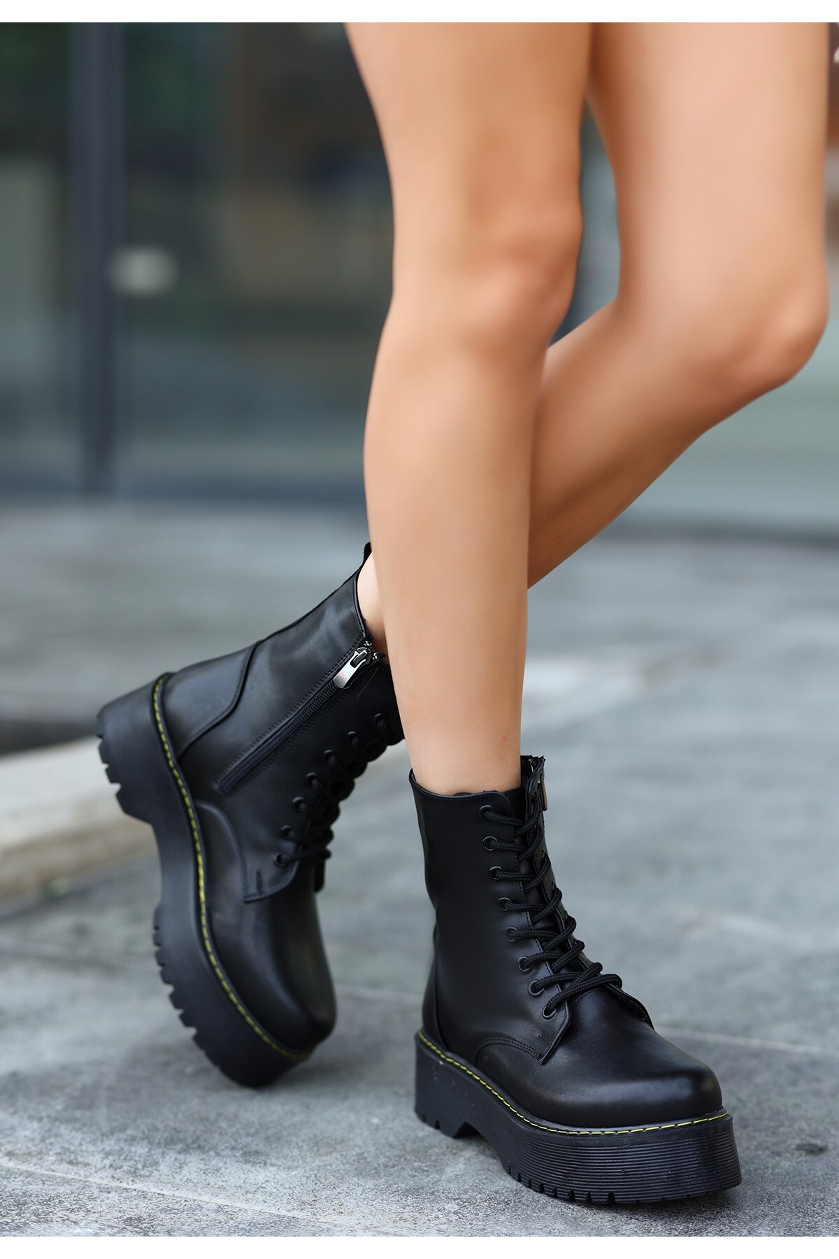 Martine Siyah Cilt Bağcıklı Bot