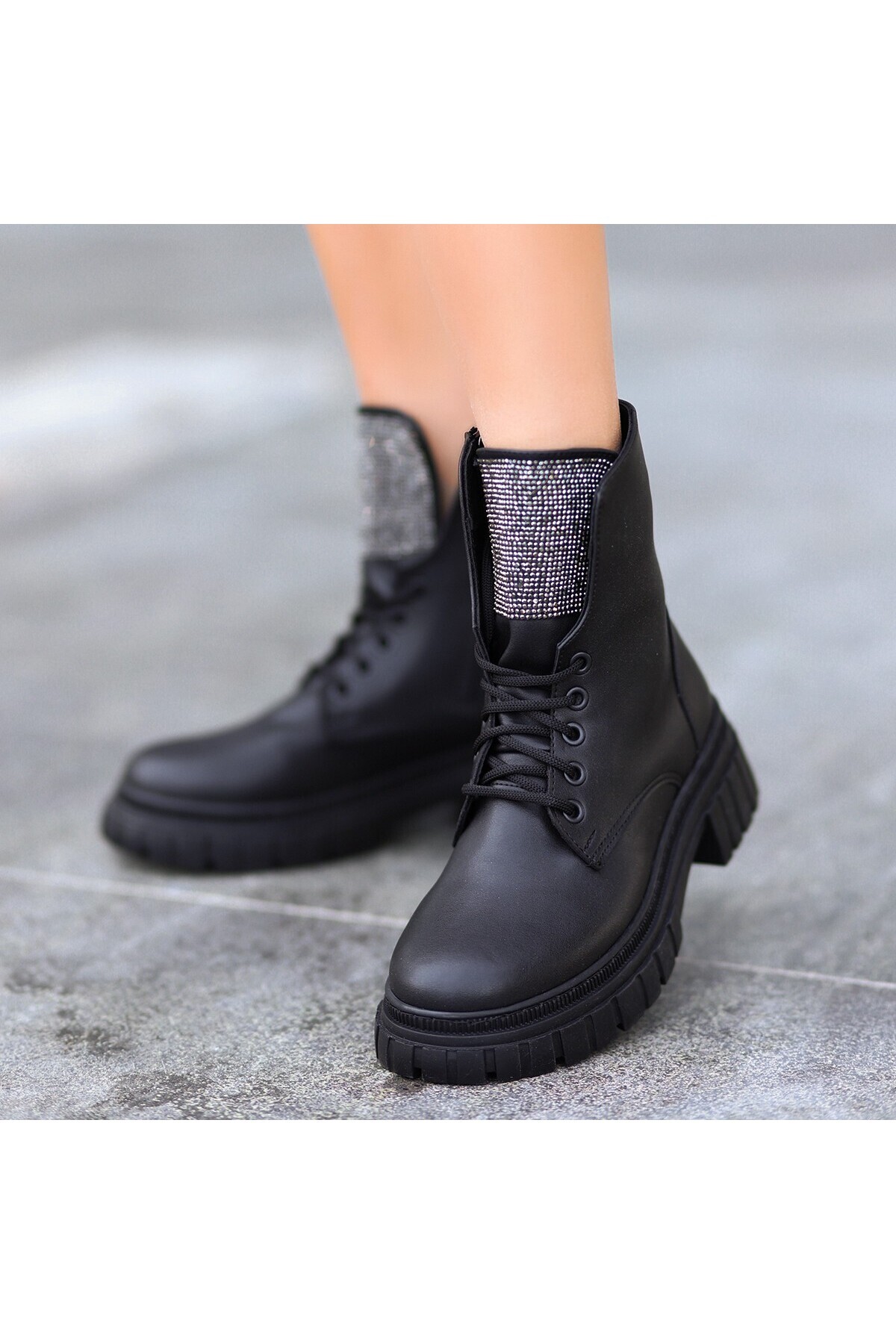 Vespe Siyah Cilt Bağcıklı Bot