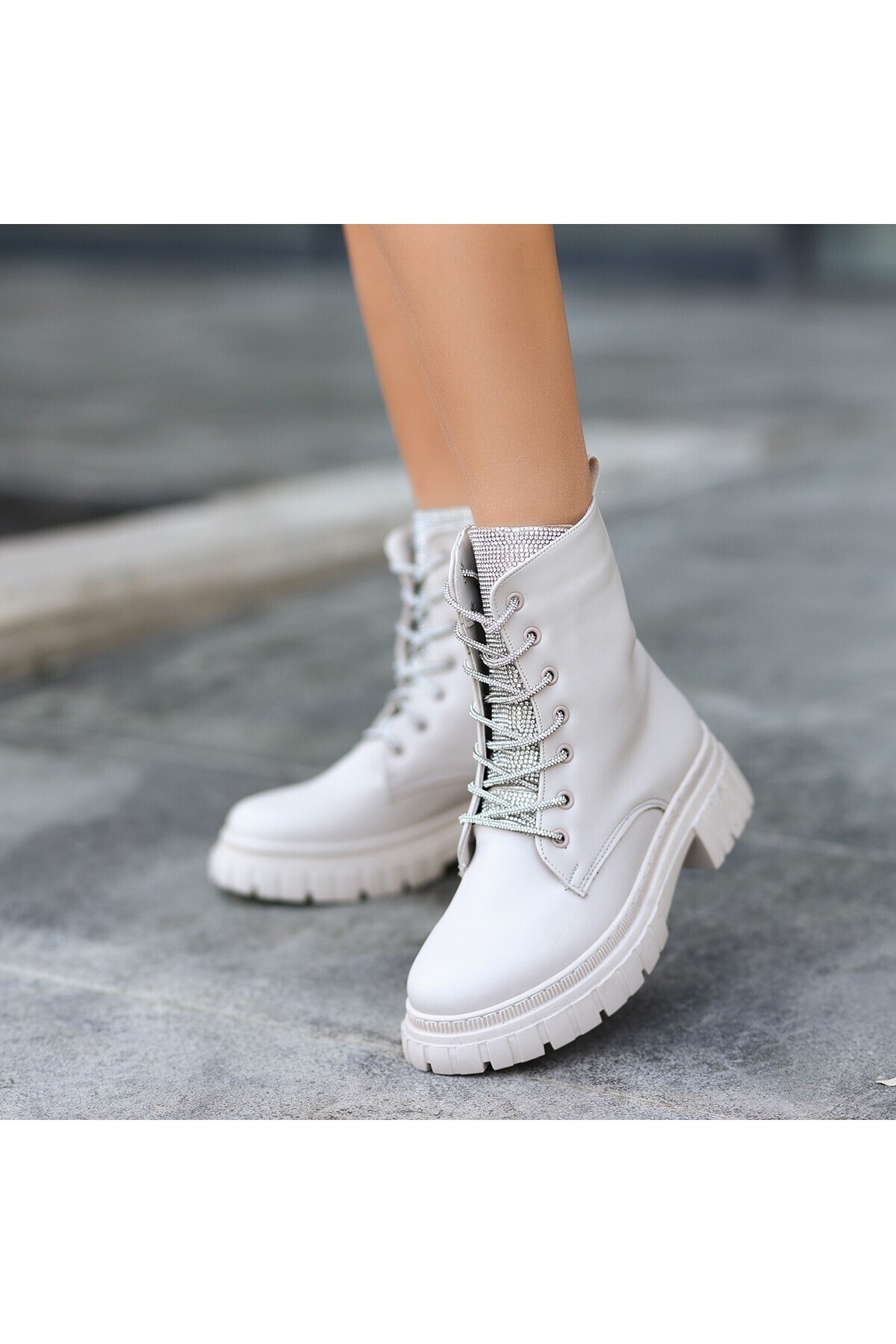 April Bej Cilt Bağcıklı Bot