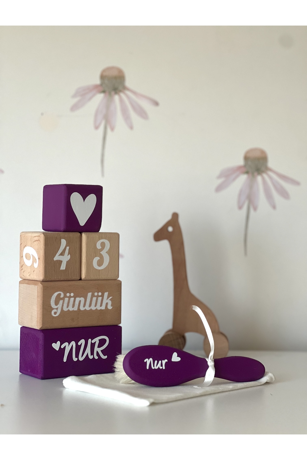 Renkli anne bebek anı küpü lila beyaz yazılı set bebek saç tarağı isimli set