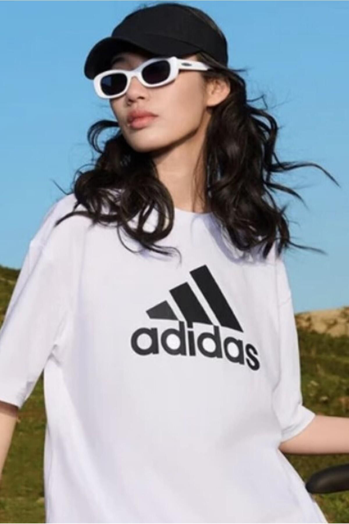 adidas adidas تی‌شرت زنانه با طراحی آینده‌نگرانه و نشان از ورزش (مدل راحتی) - رنگ سفید