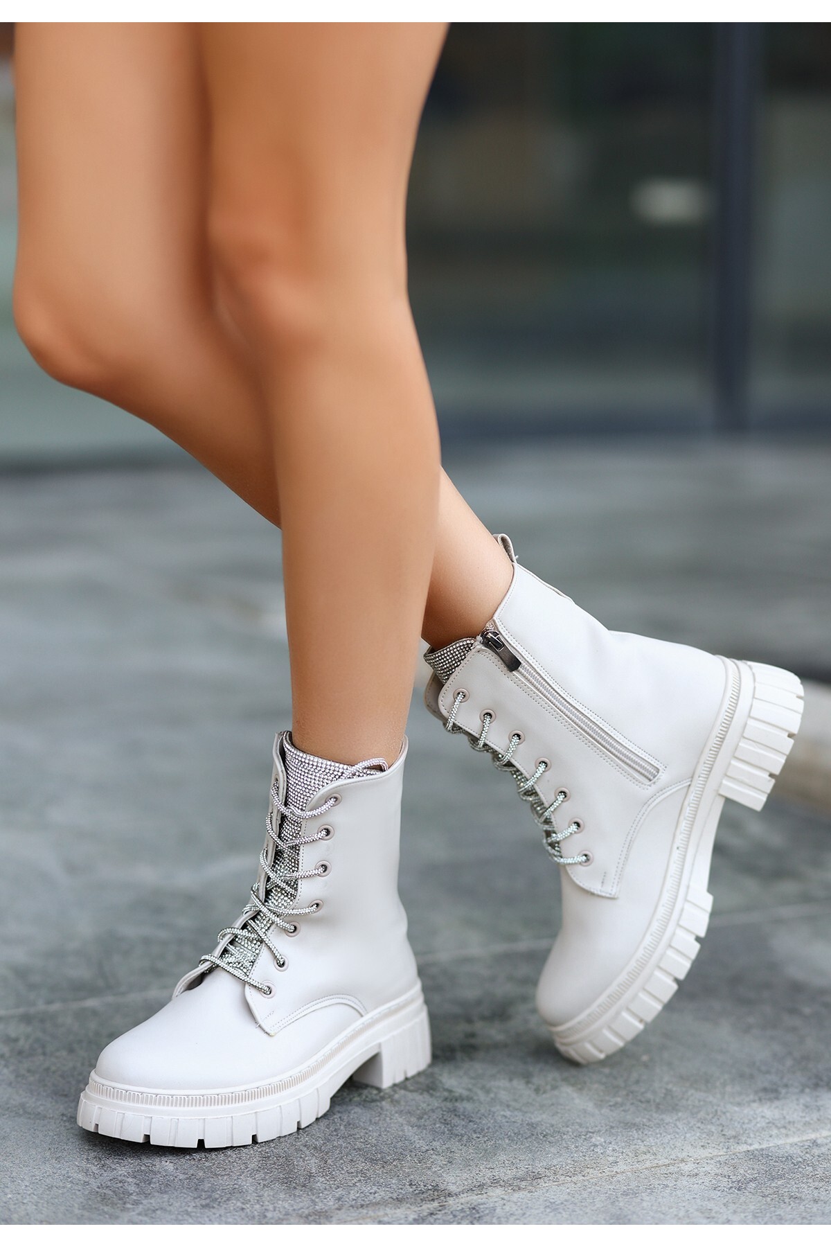 April Bej Cilt Bağcıklı Bot