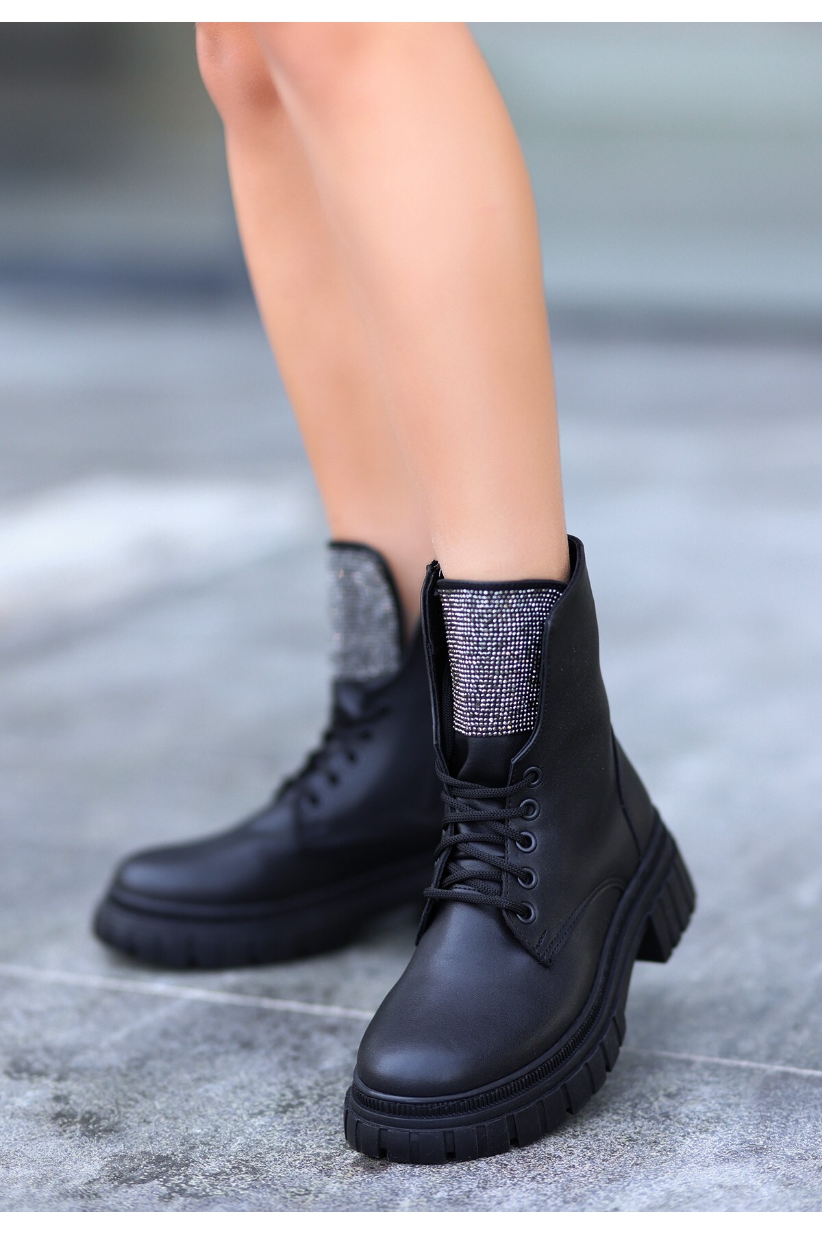 Vespe Siyah Cilt Bağcıklı Bot