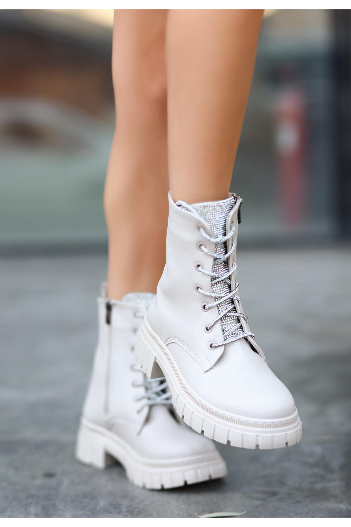 April Bej Cilt Bağcıklı Bot