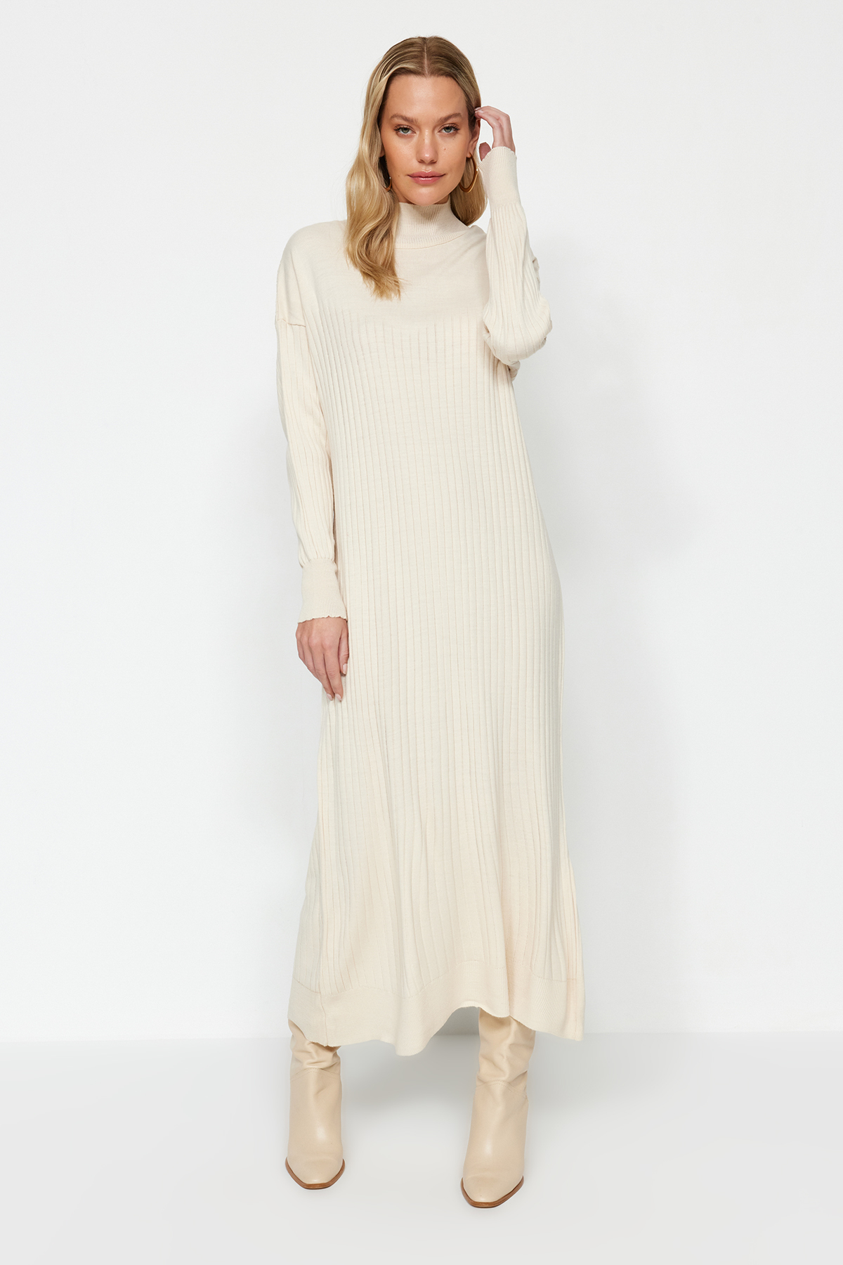 Trendyol Modest Dzianinowa sukienka ze stójką i kamiennym kołnierzem TCTAW24EB00015