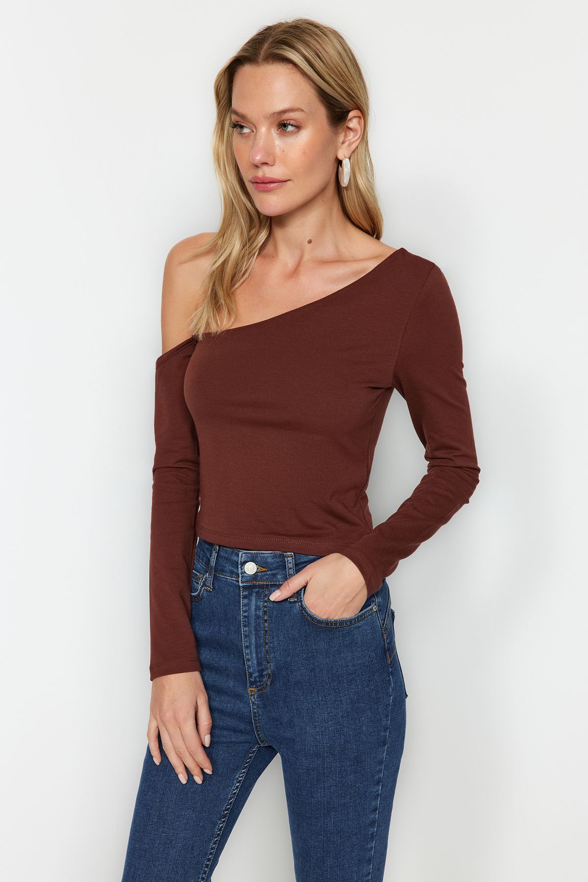 Trendyol Collection-Braune One-Shoulder-Strickbluse aus Baumwolle in schmaler Passform mit kurzem Schnitt TWOAW24BZ00099 3