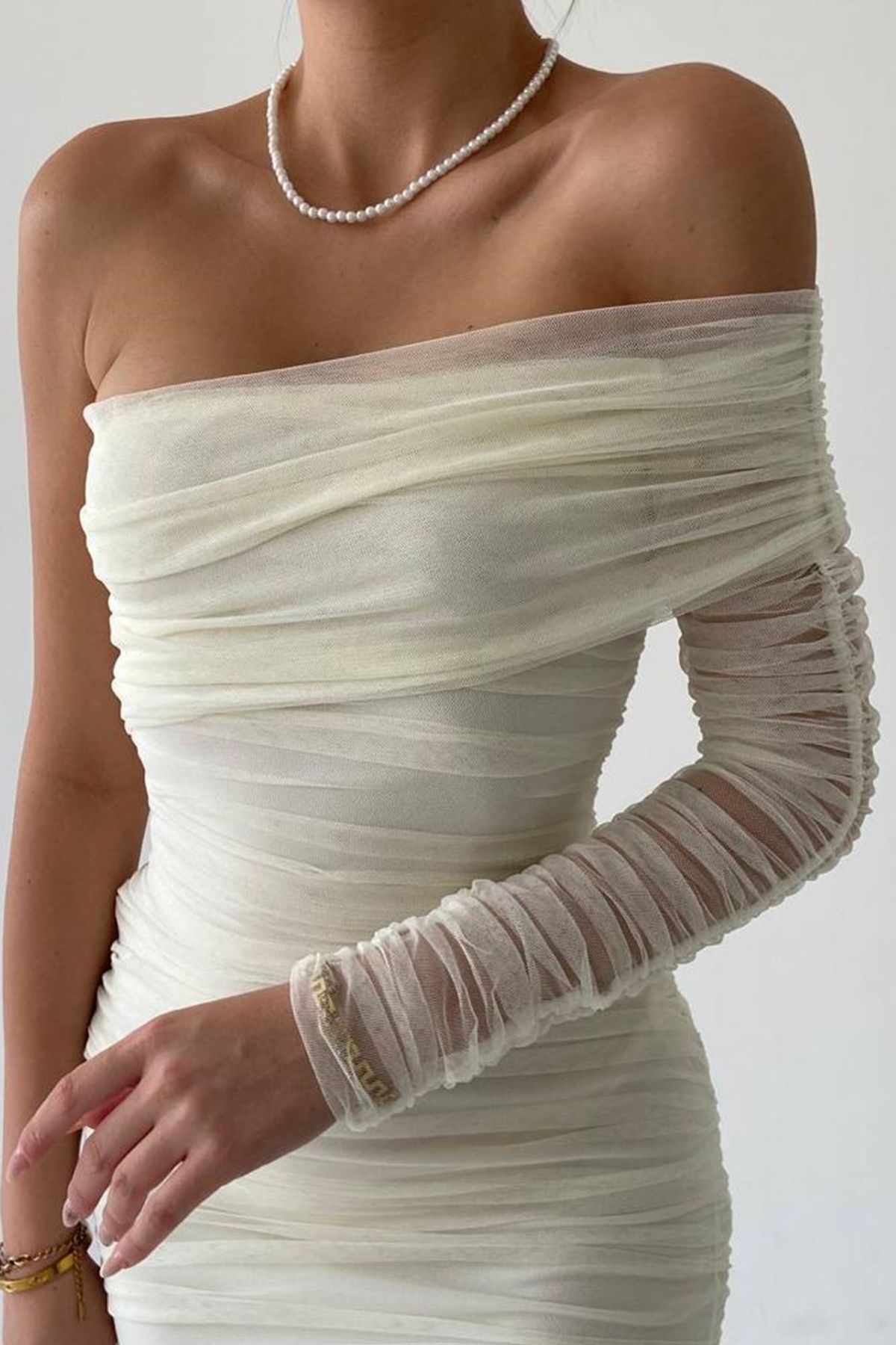 vuvutasarım-Weißes Abendkleid 109 mit gefüttertem Tüllstoff, Einzelärmel-Detail, schmale Passform, schmaler Schnitt, Midi-Länge 2