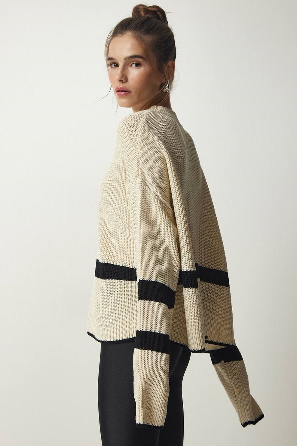 lovebox-Schwarzer, gestreifter, langärmliger, cremefarbener Pullover in Oversize-Passform mit seitlichen Knöpfen und rundem Kragen, 24k1412 4
