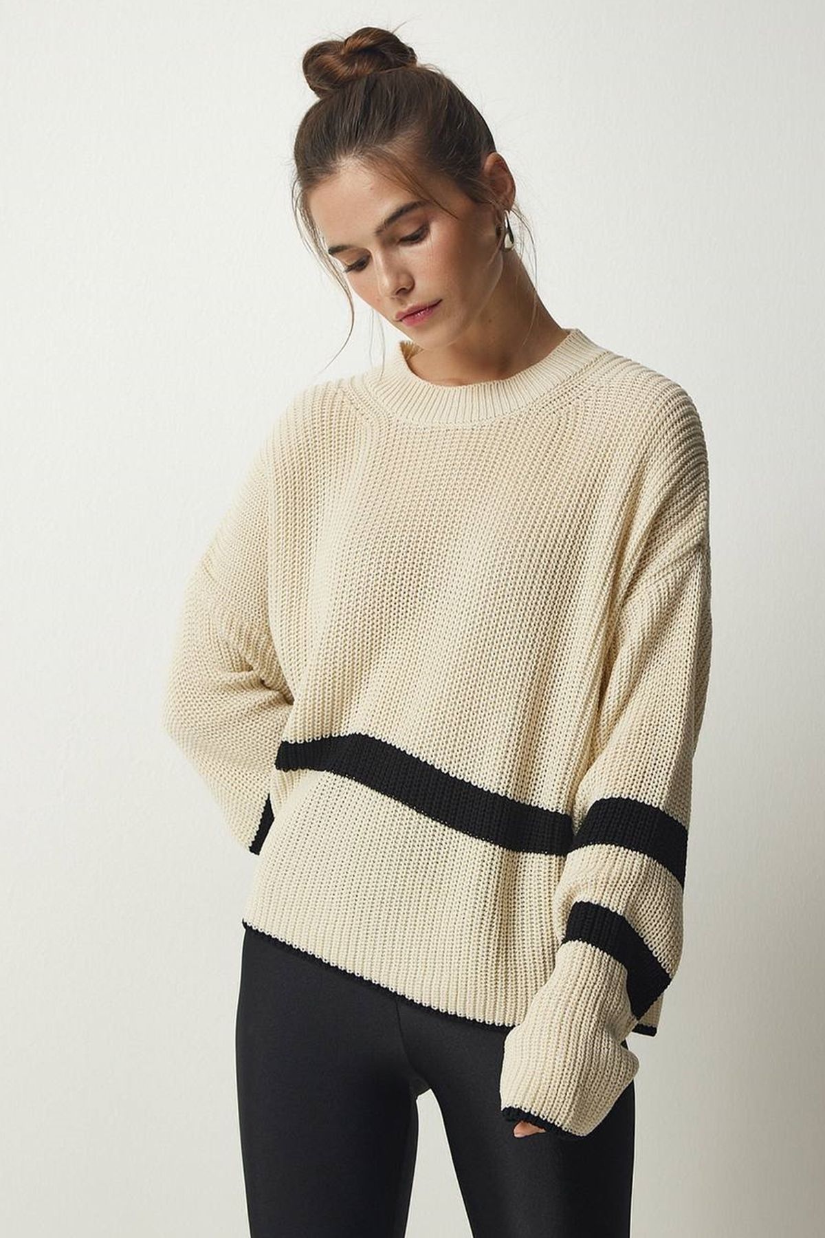 lovebox-Schwarzer, gestreifter, langärmliger, cremefarbener Pullover in Oversize-Passform mit seitlichen Knöpfen und rundem Kragen, 24k1412 8