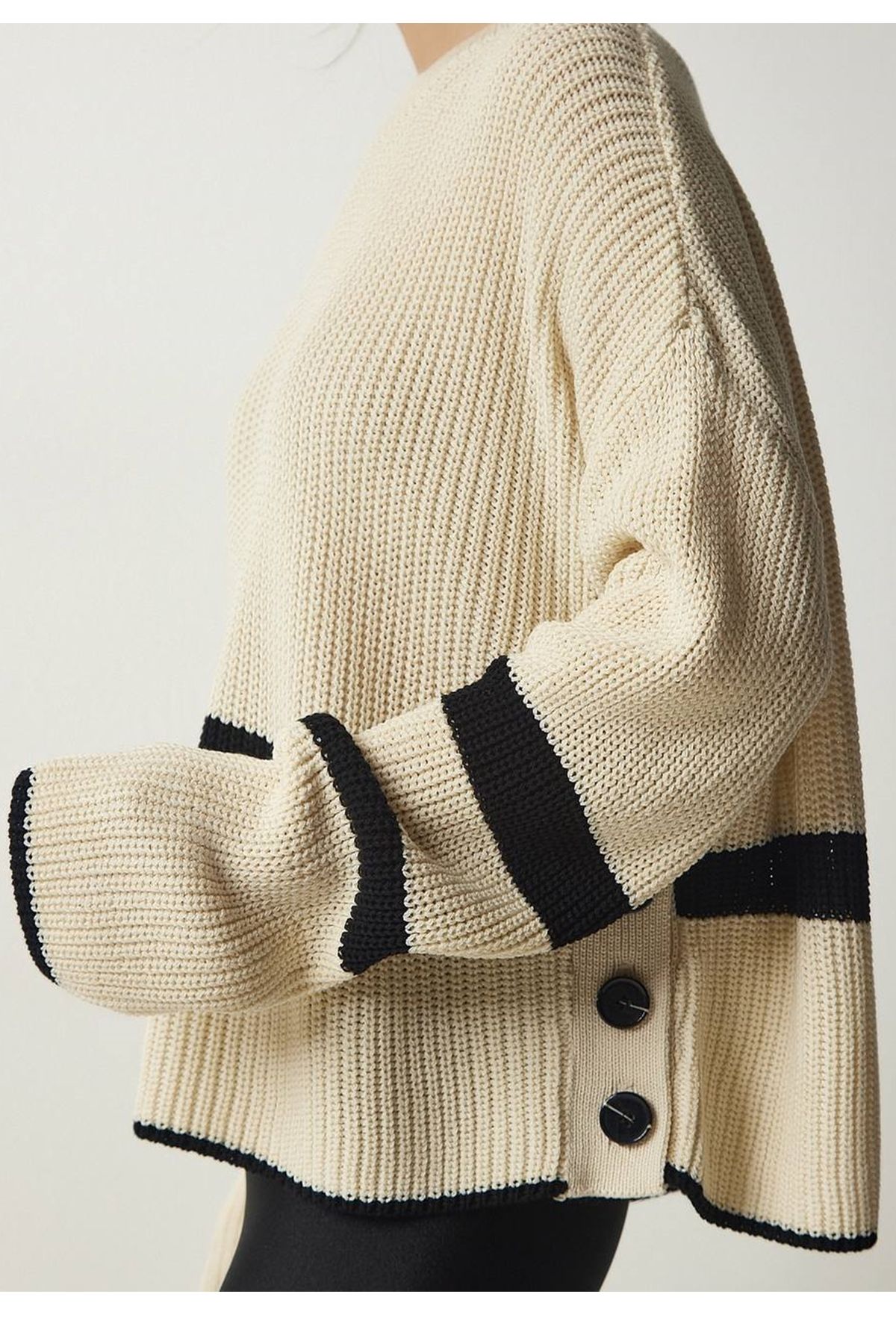 lovebox-Schwarzer, gestreifter, langärmliger, cremefarbener Pullover in Oversize-Passform mit seitlichen Knöpfen und rundem Kragen, 24k1412 5