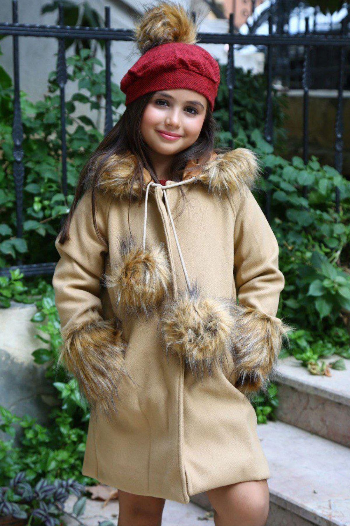 ریکوترز پالتو کشمیری دخترانه قهوه‌ای با جزئیات پوم پوم کلاه‌دار روی آستین‌ها و کلاه