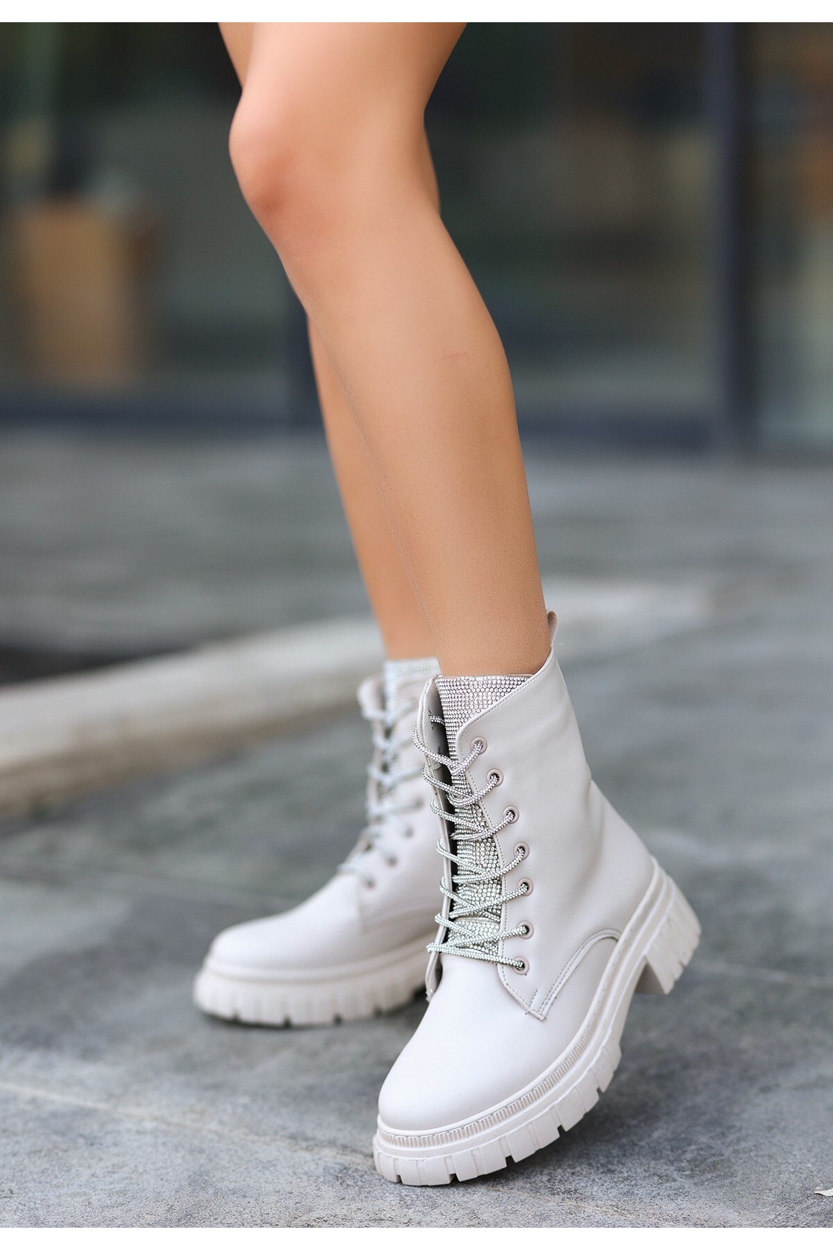 April Bej Cilt Bağcıklı Bot