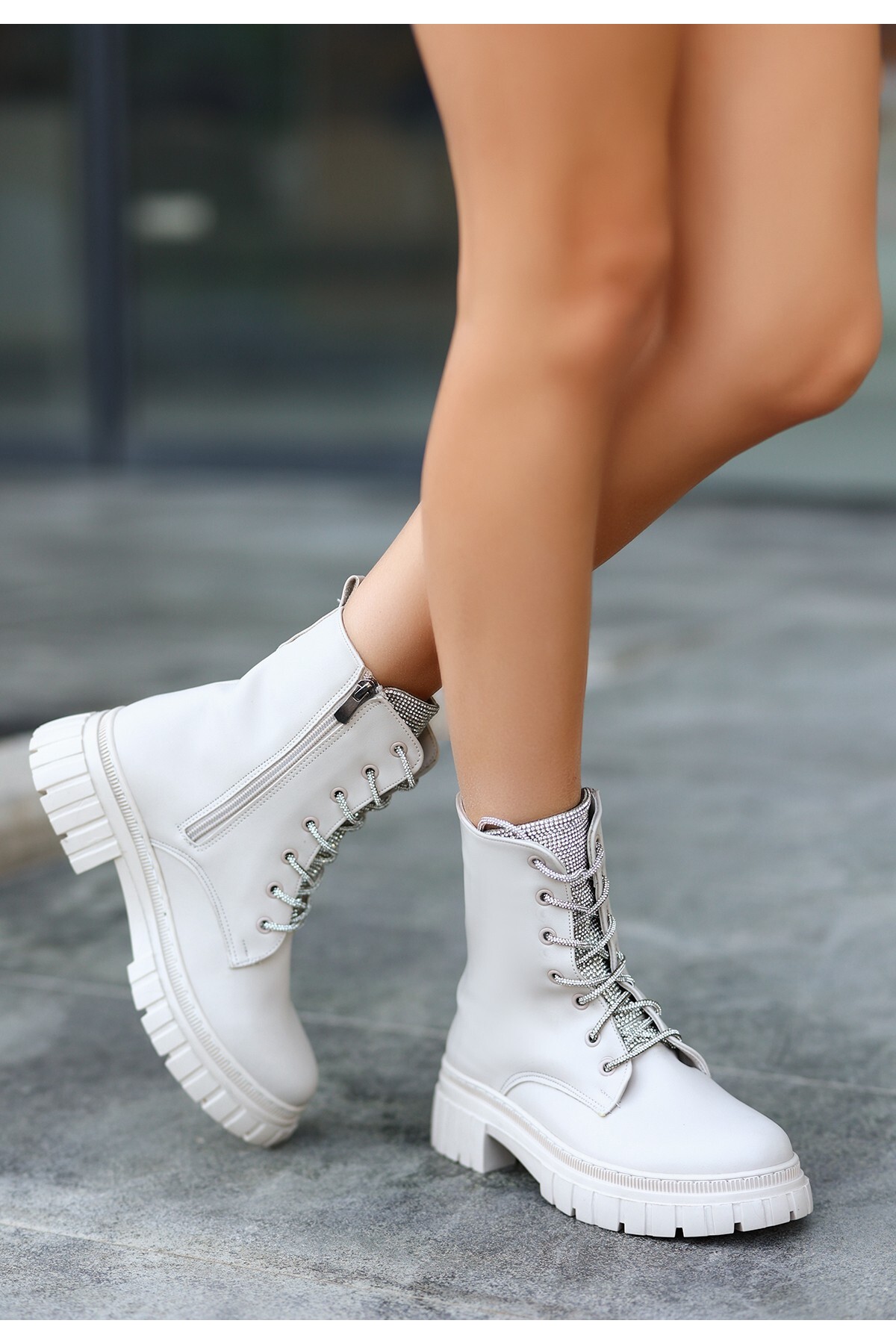 April Bej Cilt Bağcıklı Bot