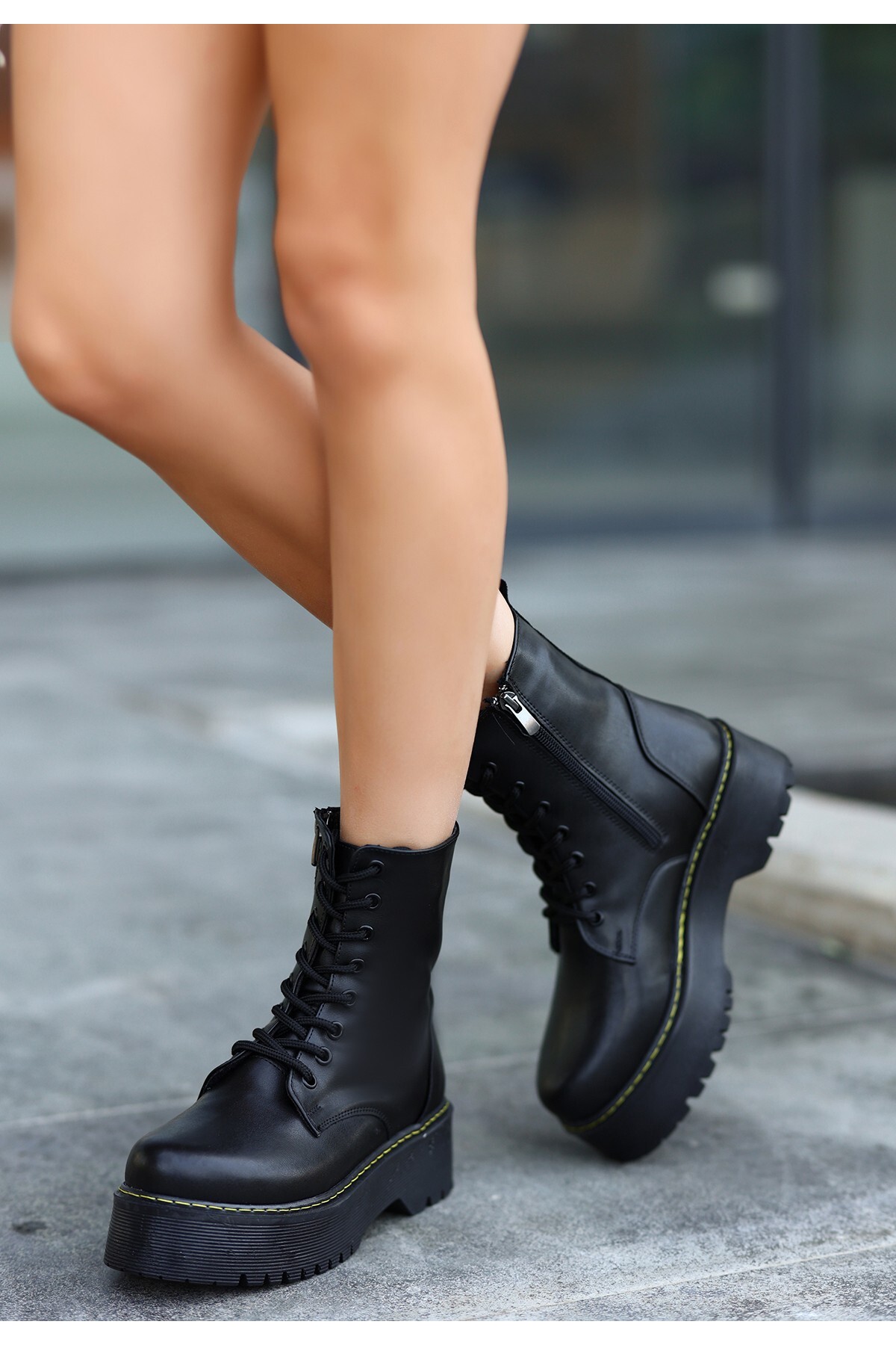 Martine Siyah Cilt Bağcıklı Bot