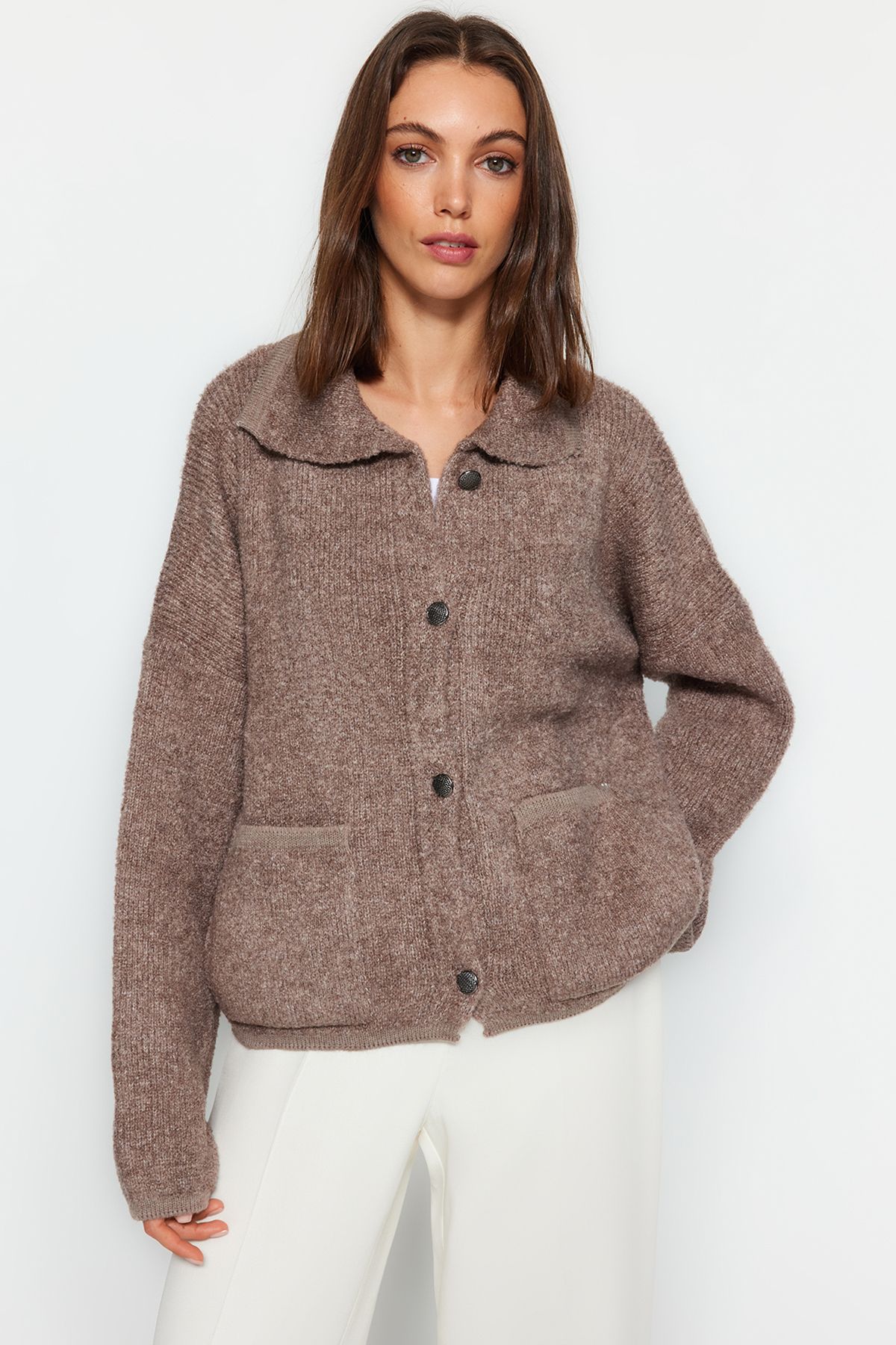 Trendyol Collection-Strickjacke aus Nerzbouclé mit Polokragen - Weite Passform TWOAW24HI00177 3