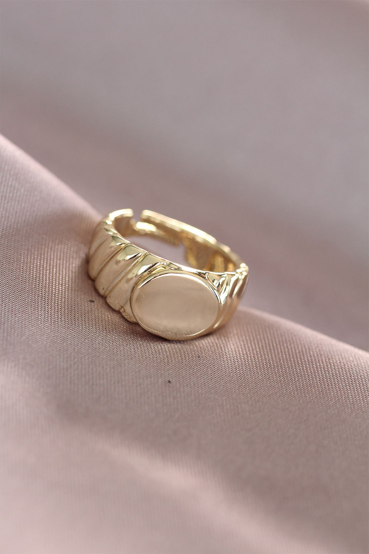 Gold sales metal ring