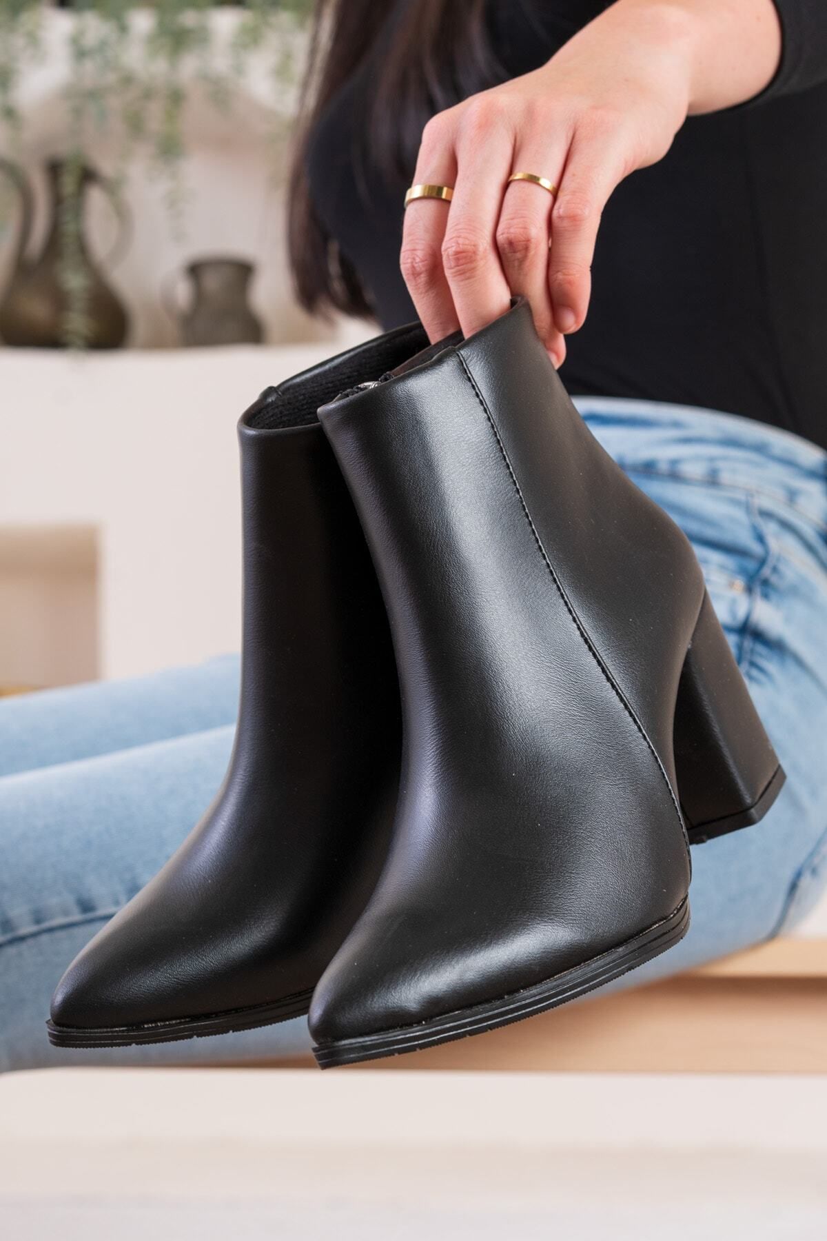 Flat pointed ankle boots store