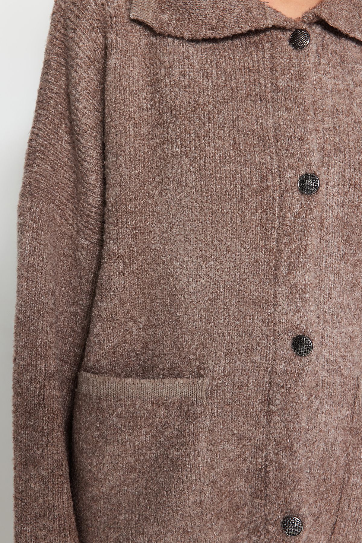 Trendyol Collection-Strickjacke aus Nerzbouclé mit Polokragen - Weite Passform TWOAW24HI00177 4