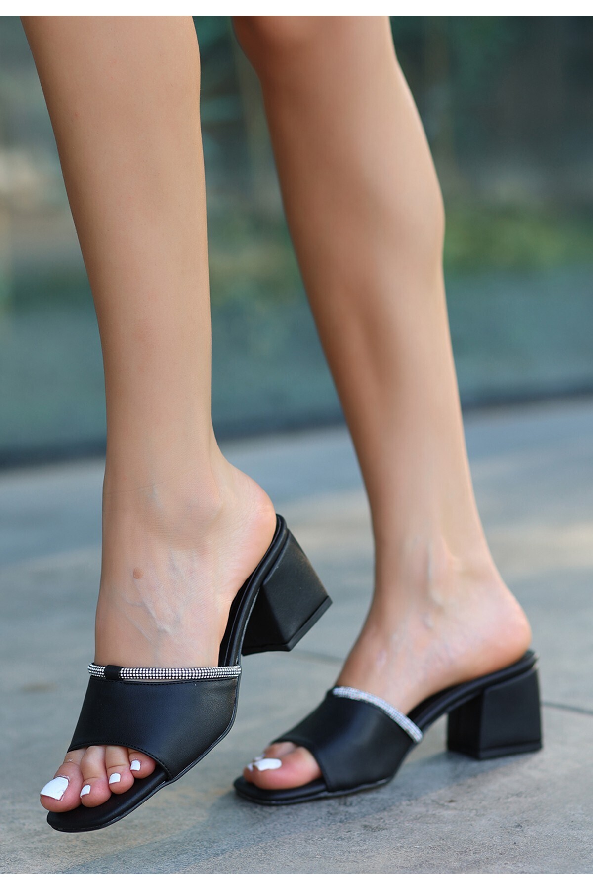 Tior Siyah Cilt Topuklu Terlik