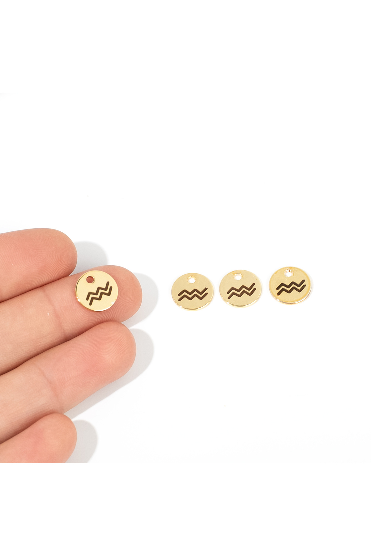 yfhobi 1 Adet - 10 mm, Kova Burcu Lazer Kazıma Pirinç Metal Pul, Altın Renk Metal Uç, 1.Kalite Kararmaz