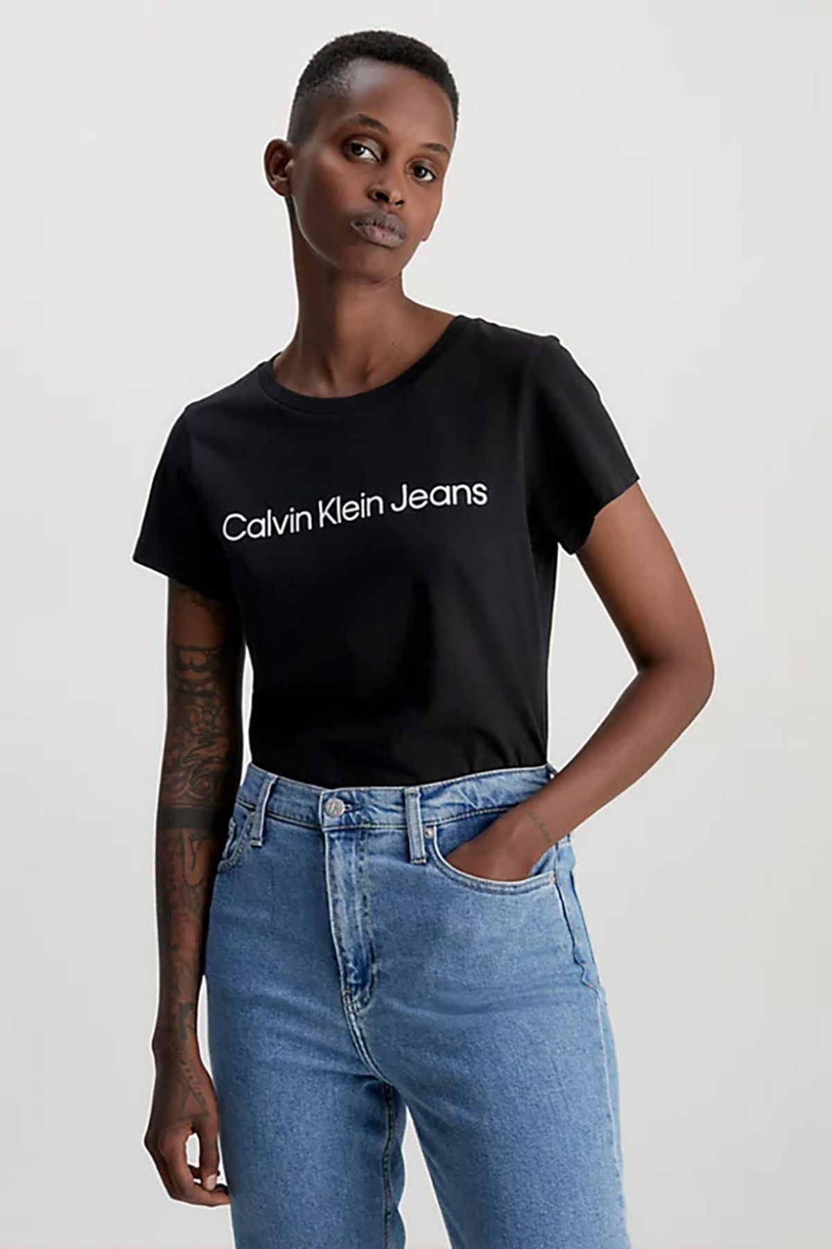 J20j220253beh Trendyol Rundhalsausschnitt Schwarzes Damen-T-Shirt - Calvin mit Klein