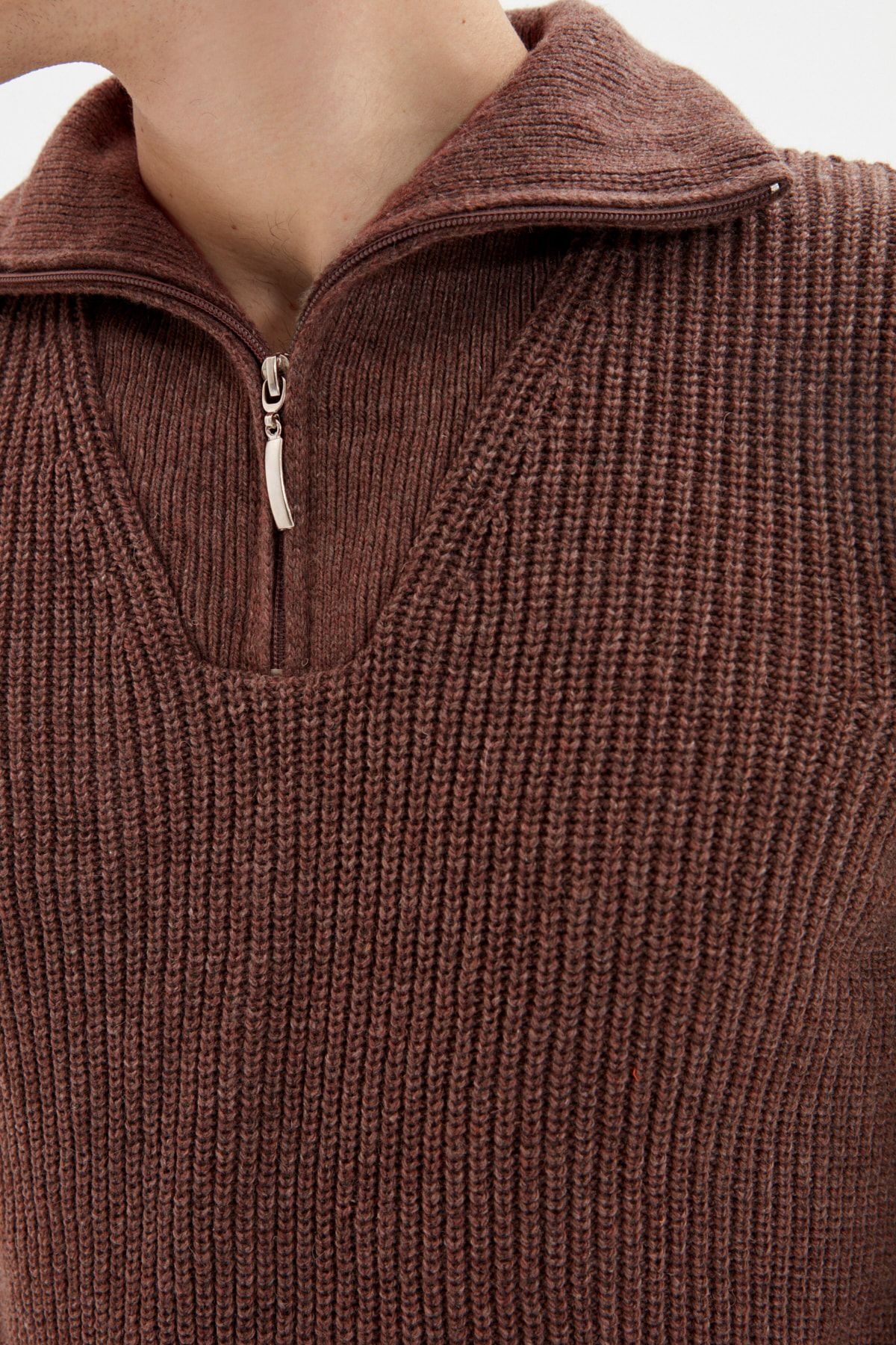 Trendyol Collection-Brauner Fischer-Strickpullover aus normaler Wolle mit Reißverschluss TMNAW22KZ0347 5