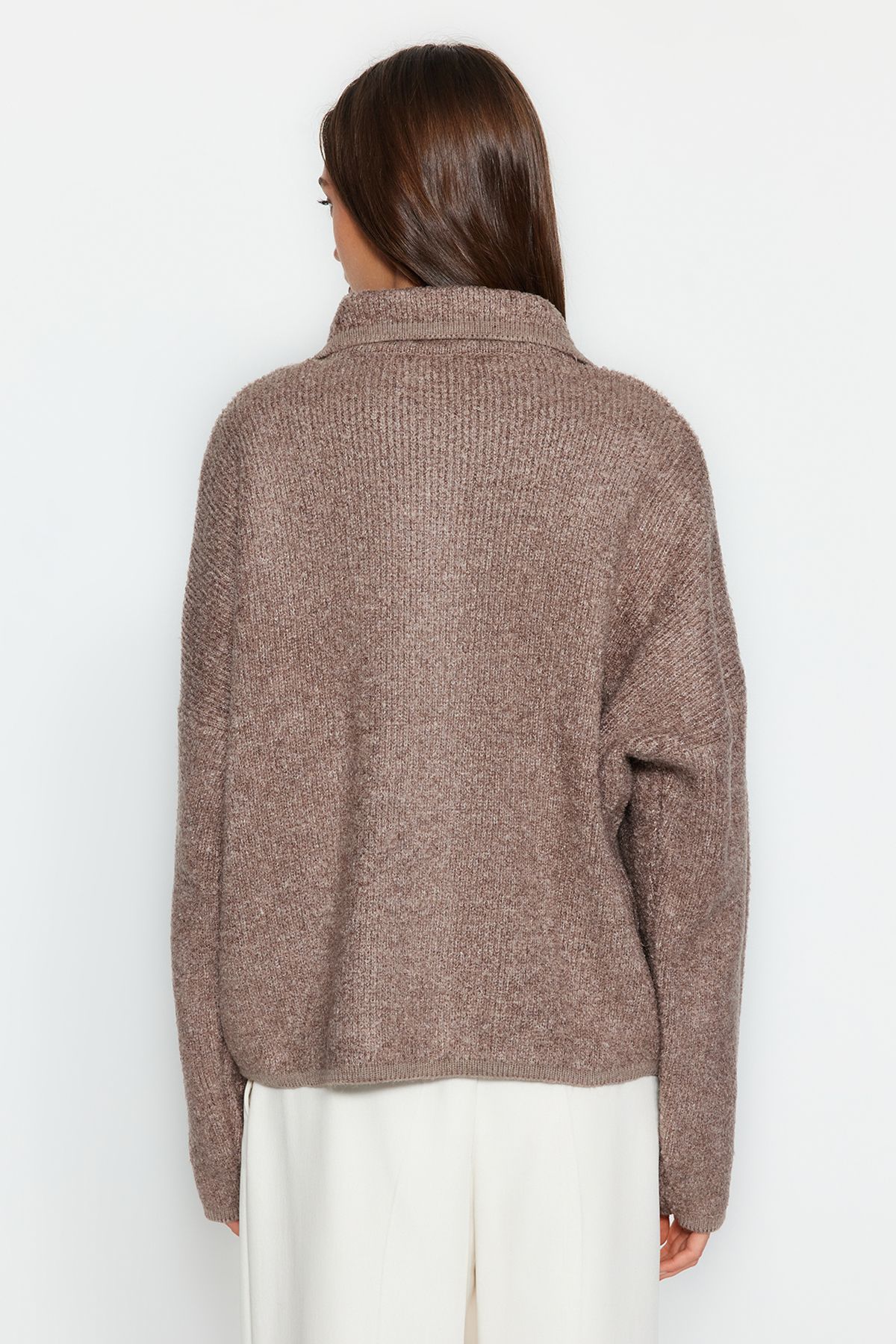 Trendyol Collection-Strickjacke aus Nerzbouclé mit Polokragen - Weite Passform TWOAW24HI00177 5