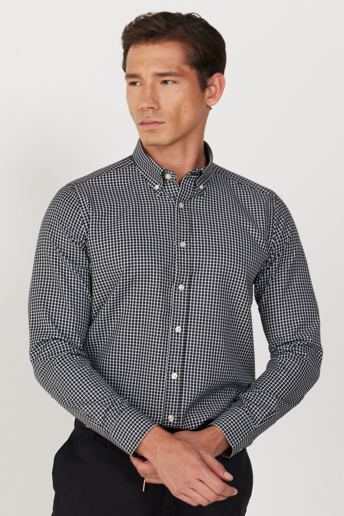 Erkek Siyah-Beyaz Slim Fit Dar Kesim Düğmeli Yaka Pamuklu Kareli Gömlek