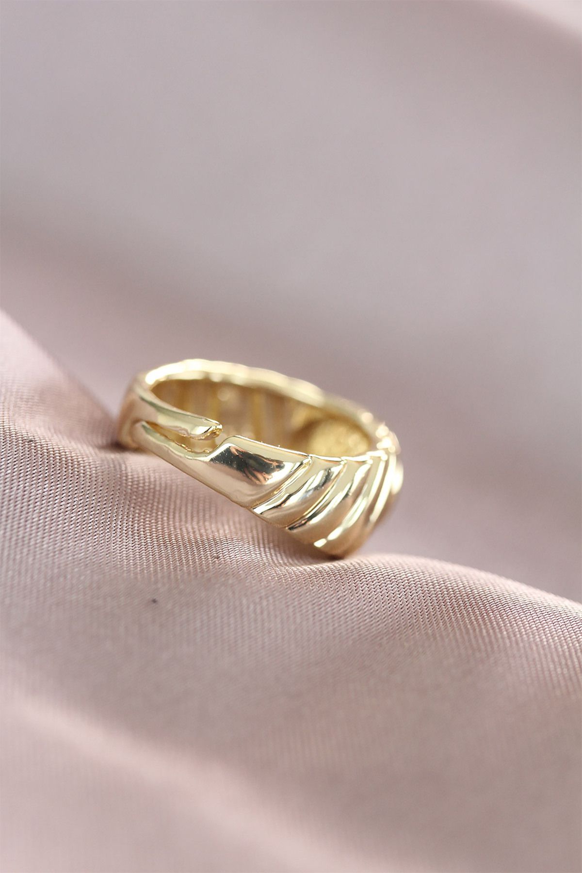 Gold sales metal ring