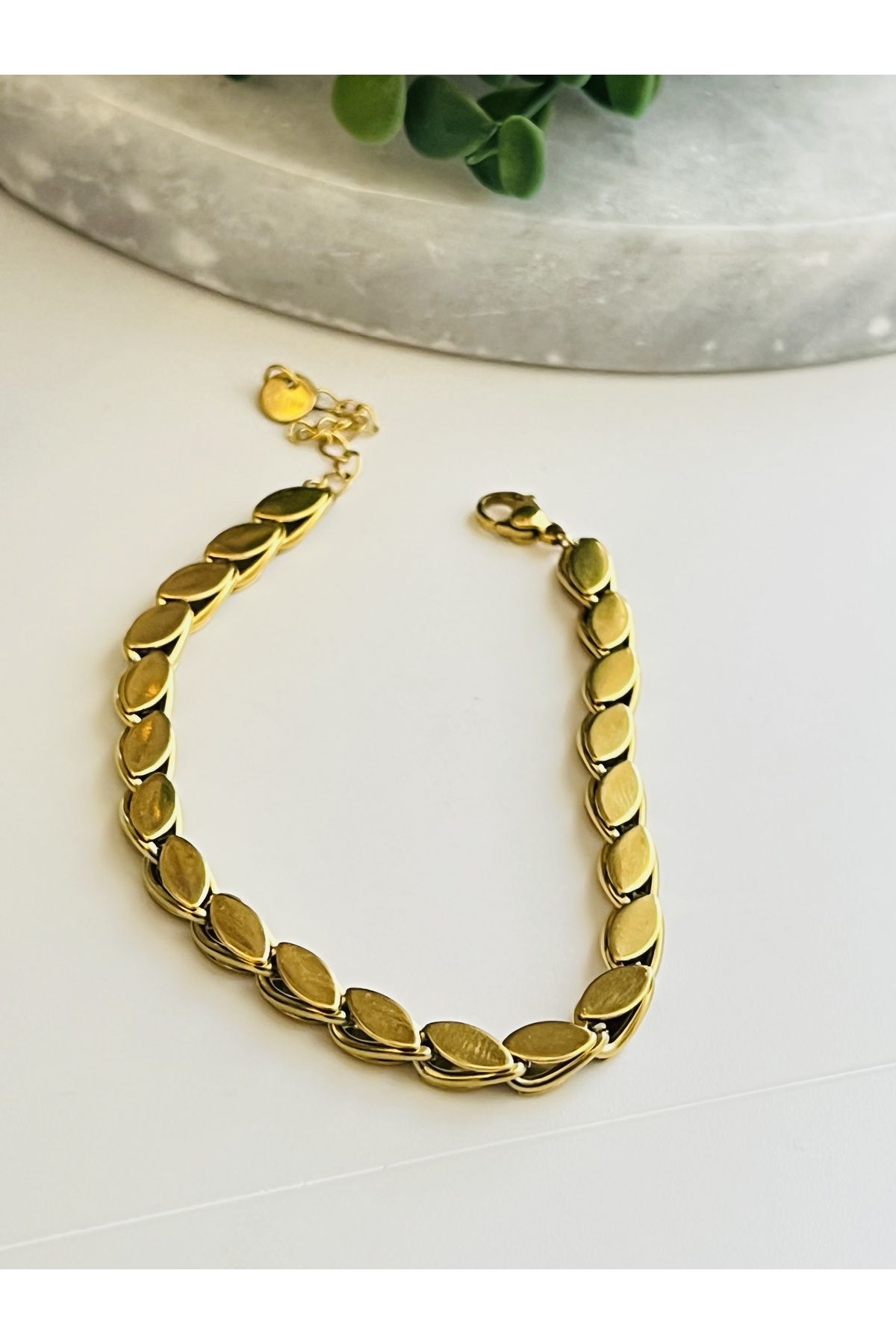 Gold chain bracelet top designs for womens