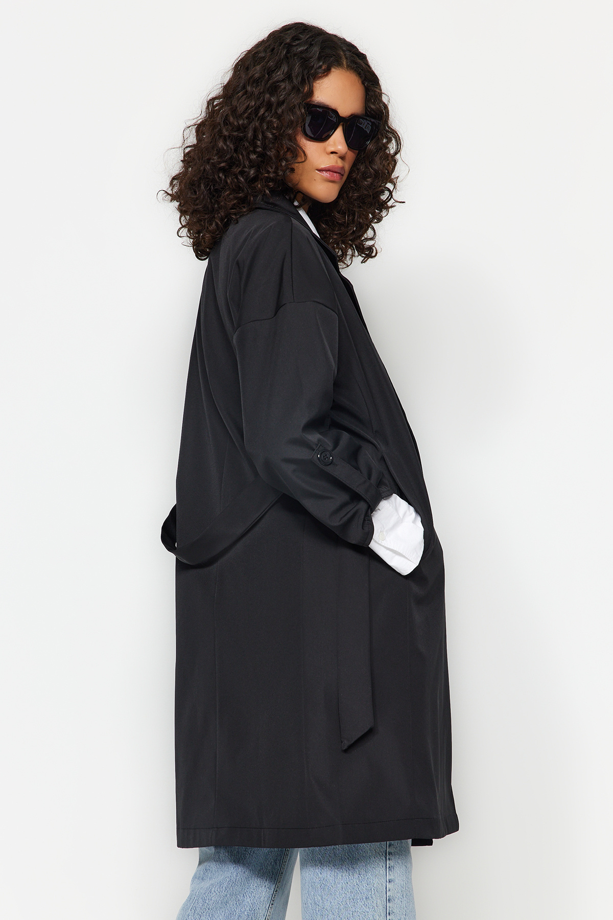 Trendyol Collection Wodoodporny, długi płaszcz oversize z paskiem, czarny TWOAW24TR00019