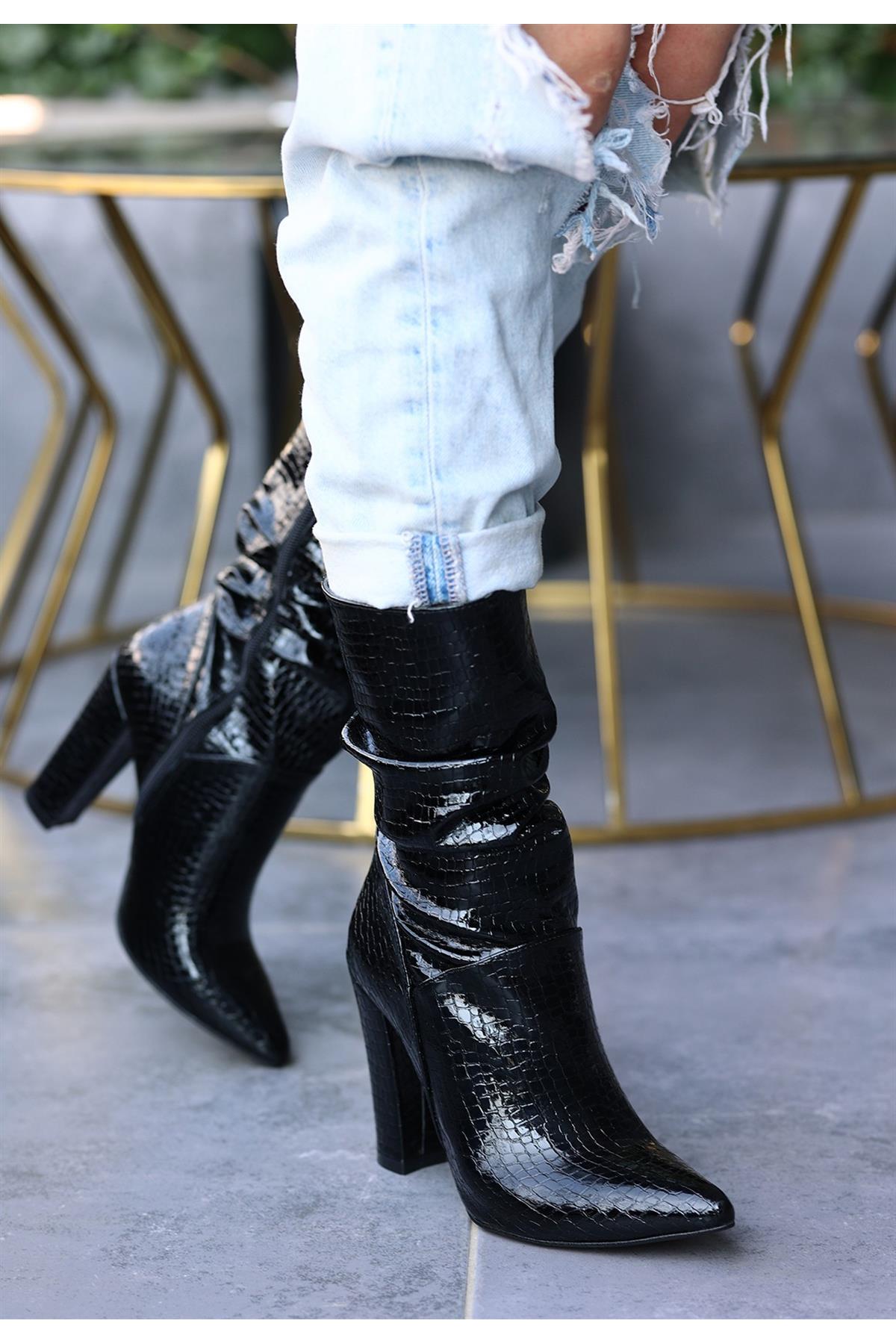 Siyah Rugan Desenli Topuklu Bot
