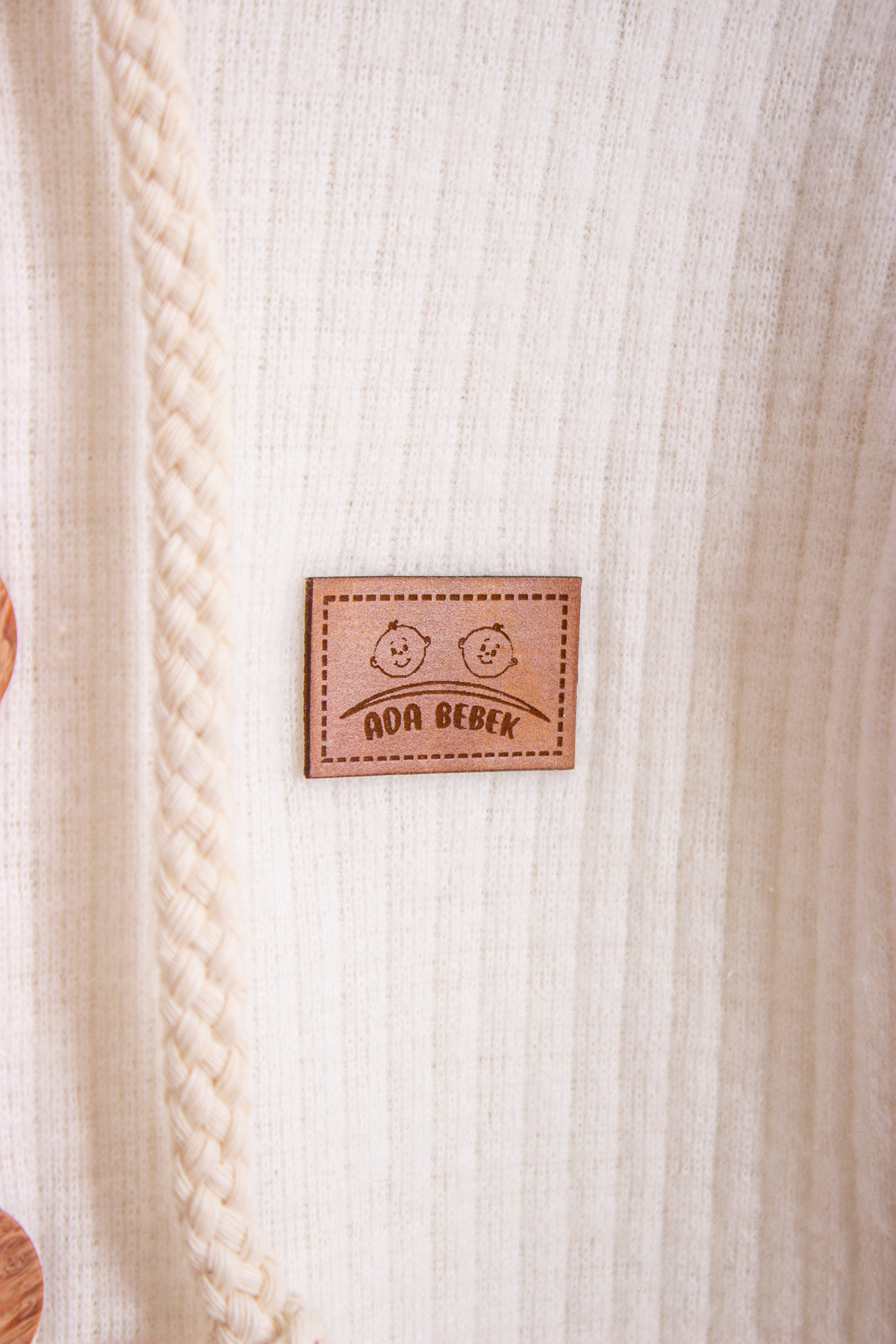 ADABEBEK %100 Pamuk Ahşap Düğmeli Kapşonlu Fitilli Tarz Şapkalı Bebek Tulum fotoğrafı 2 (önizleme)