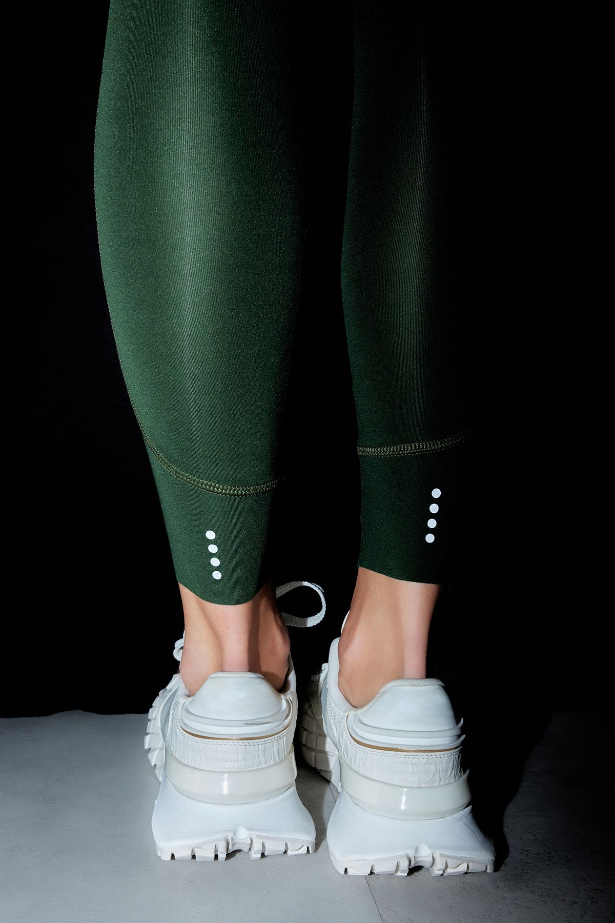 Trendyol Collection-Dunkle, matte Khaki-Sportleggings in voller Länge mit zusätzlicher Bauchstraffungsschicht THMAW24TY00026 3