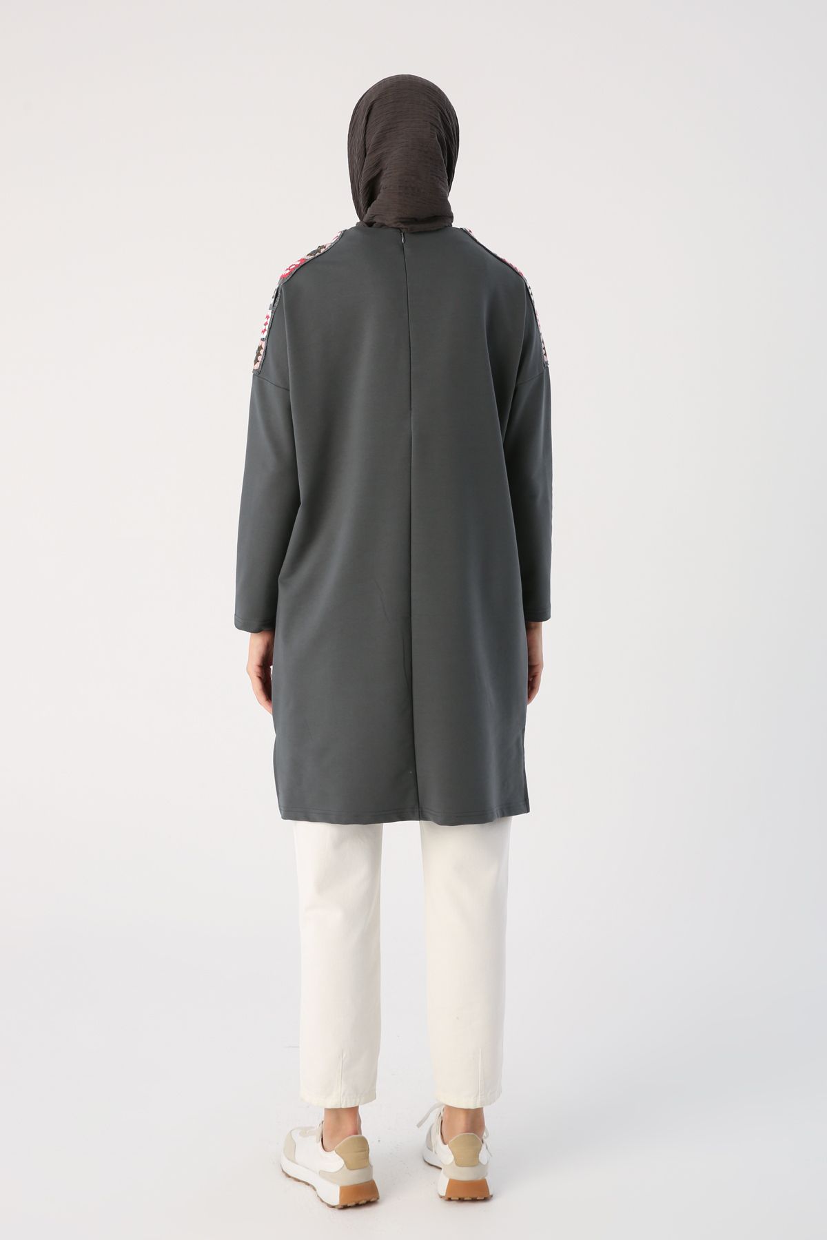 ALLDAY-Antracitová oversized pletená tunika s barevným motivem 4
