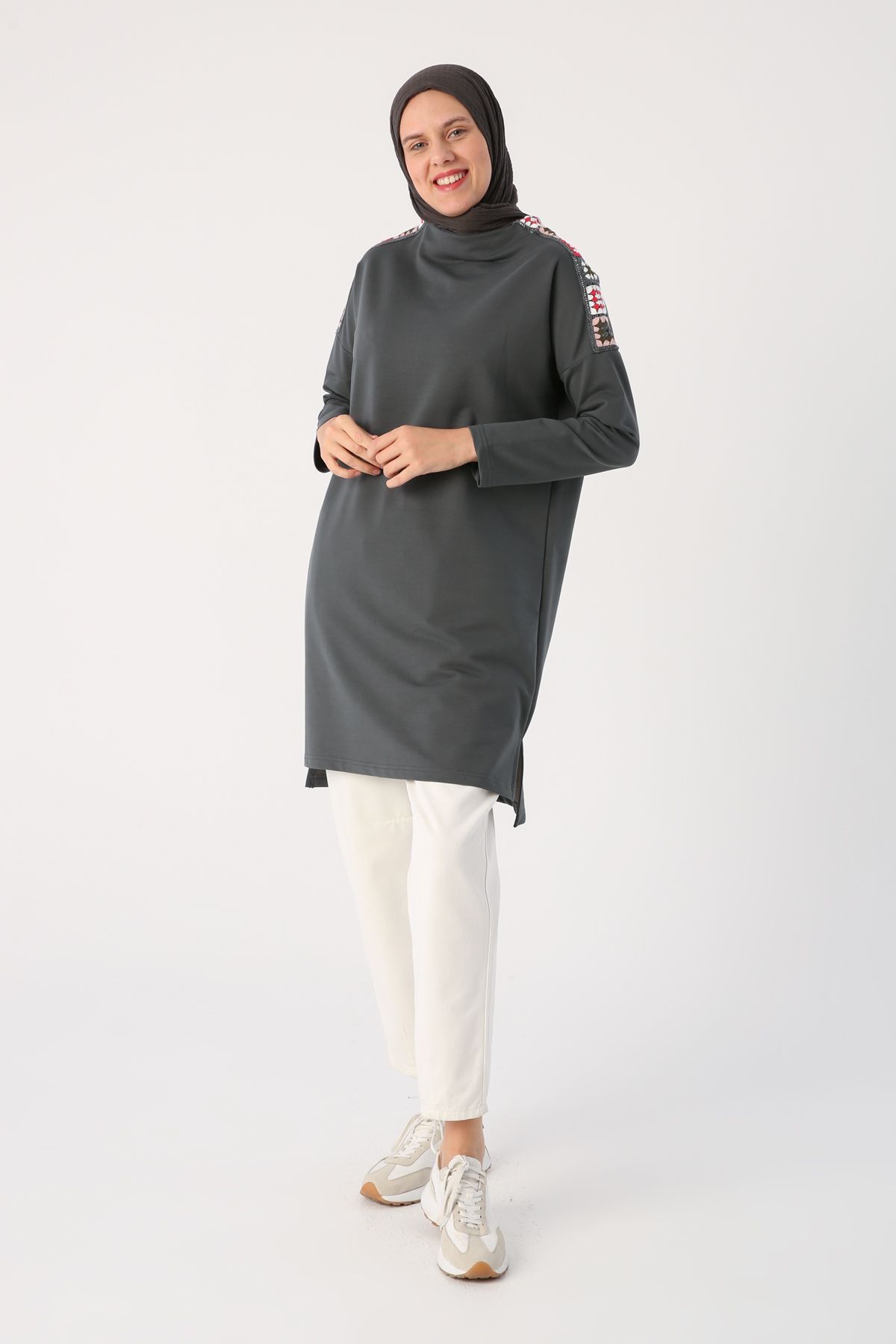 ALLDAY-Antracitová oversized pletená tunika s barevným motivem 3